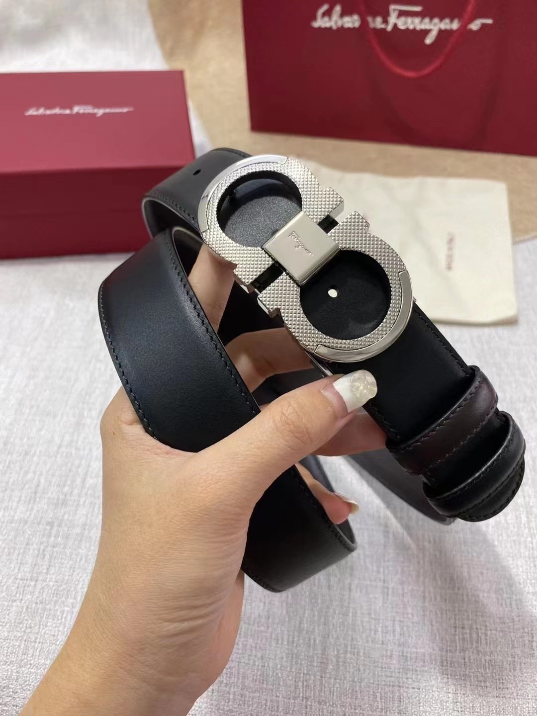 db9bf2_0750573b52414352ab5ffbfafae64158mv2.jpg Ferragamo Logo Buckle Double-sided Leather Belt - Image 1