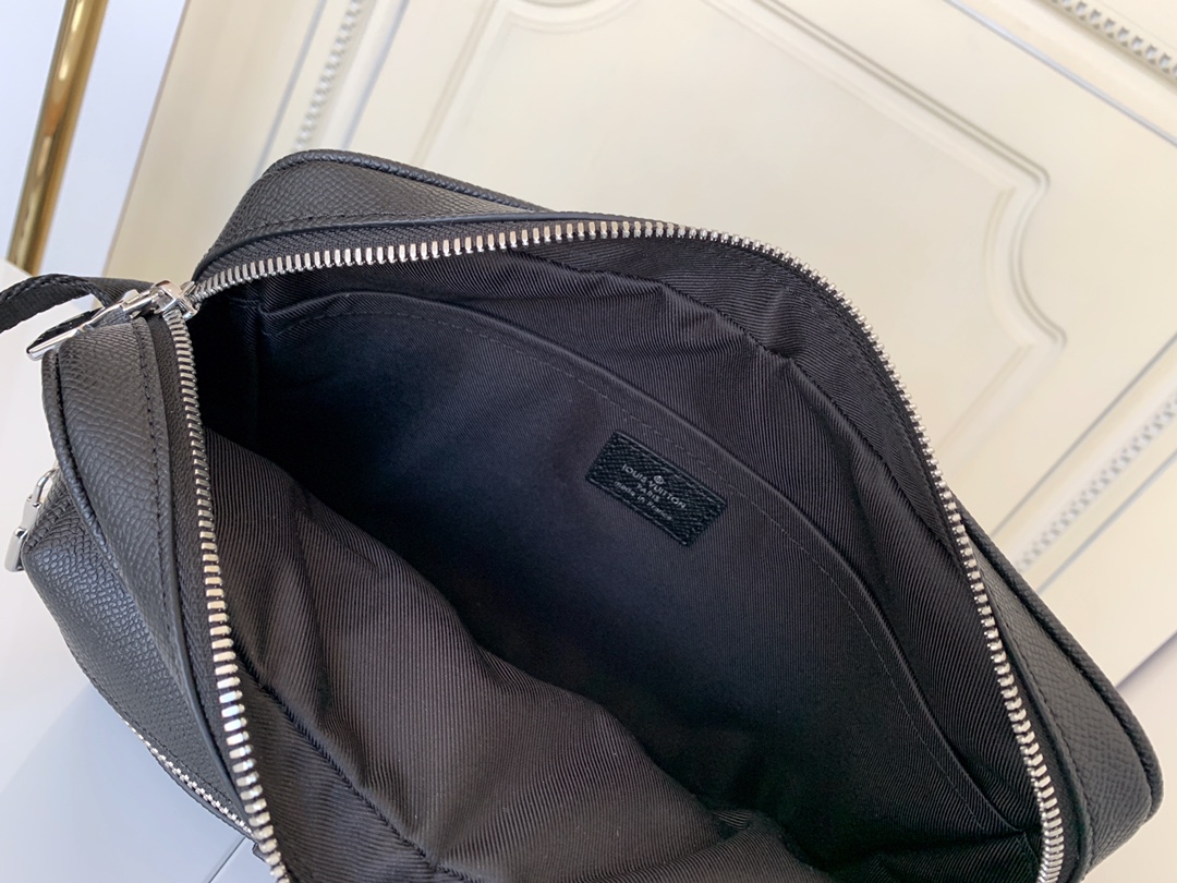 Louis Vuitton Outdoor Small Messenger Bag - Image 6