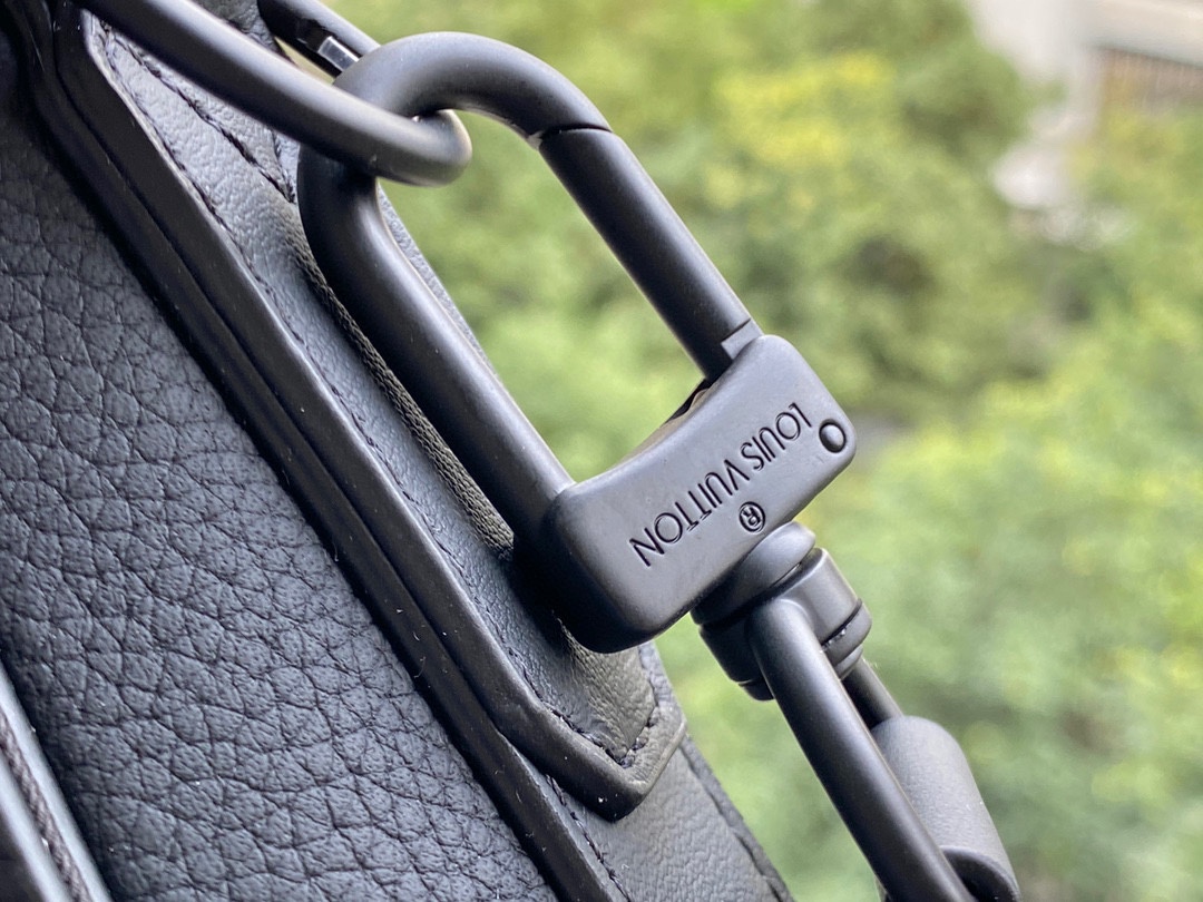 Louis Vuitton Aerogram Messenger Bag - Image 6