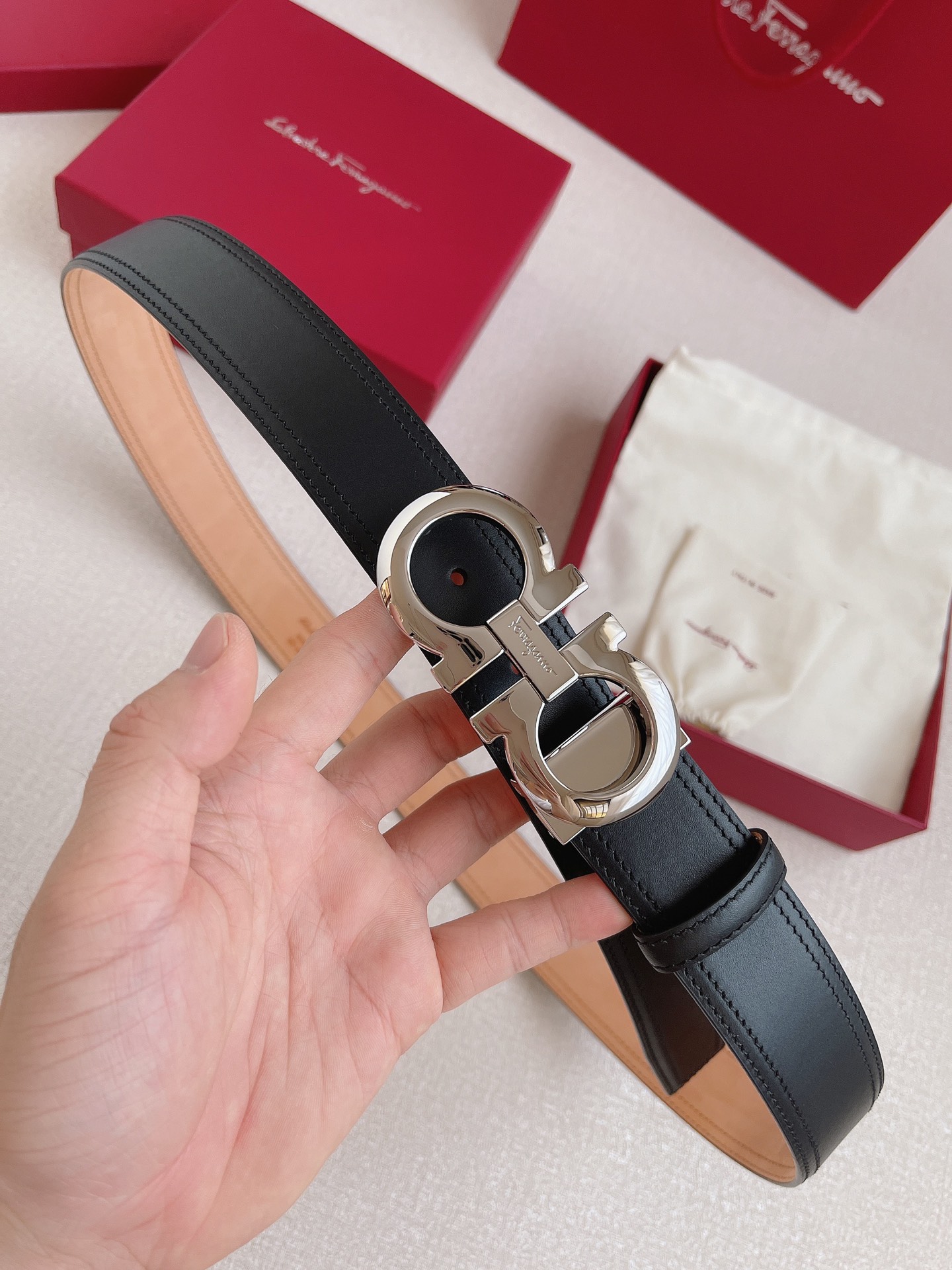 db9bf2_0932cf89247c4455ba5e3b2aa3526636mv2.jpg Ferragamo Logo Buckle Double-sided Leather Belt - Image 1