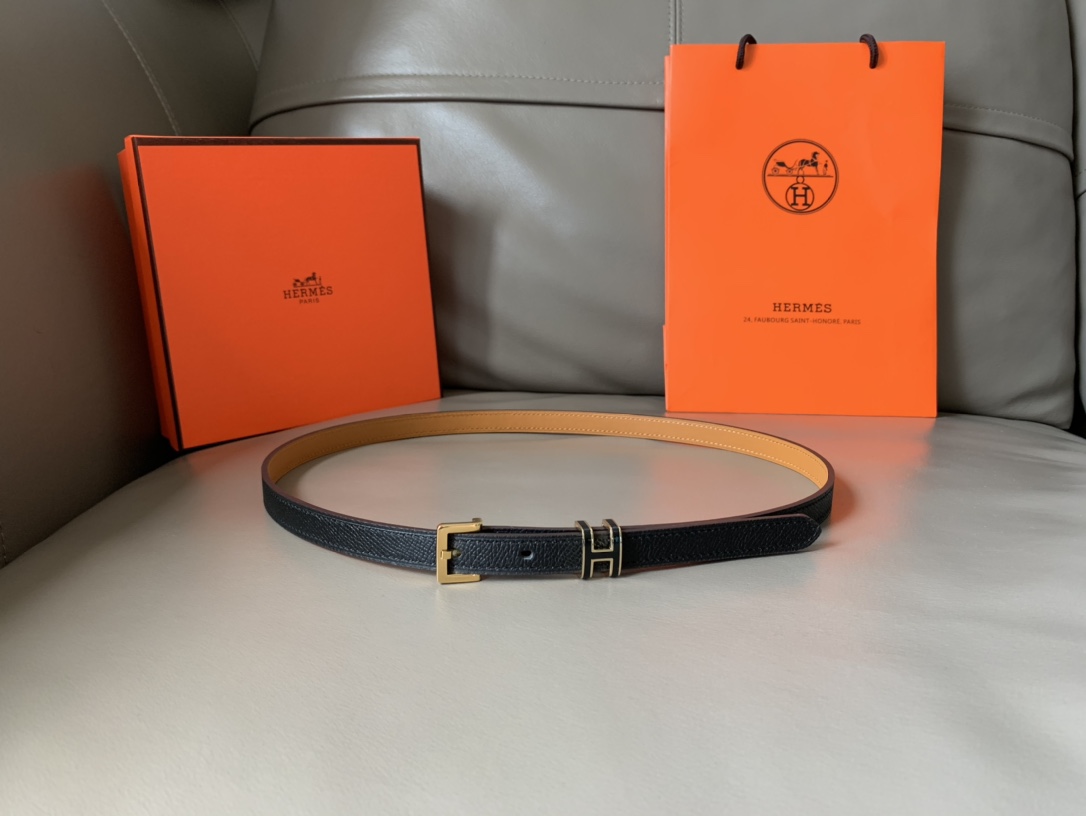db9bf2_0cfb6a2a91b843838abfbf2f2e8a13e2mv2.jpg Hermès Pop H 15 Belt - Image 1