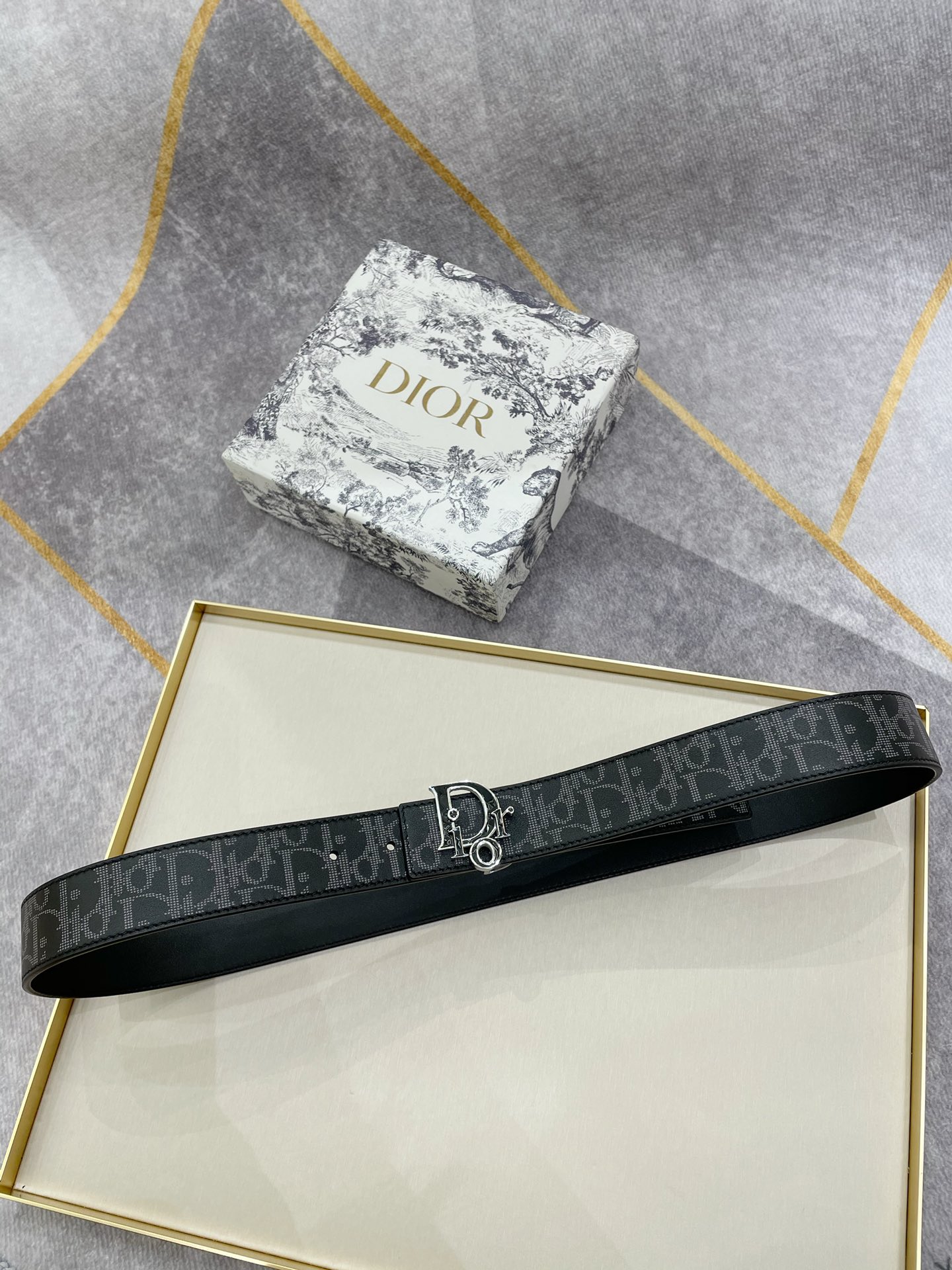 db9bf2_0eb31441722b46cca378257fbc1e62d5mv2.jpg Dior Leather Belt - Image 1