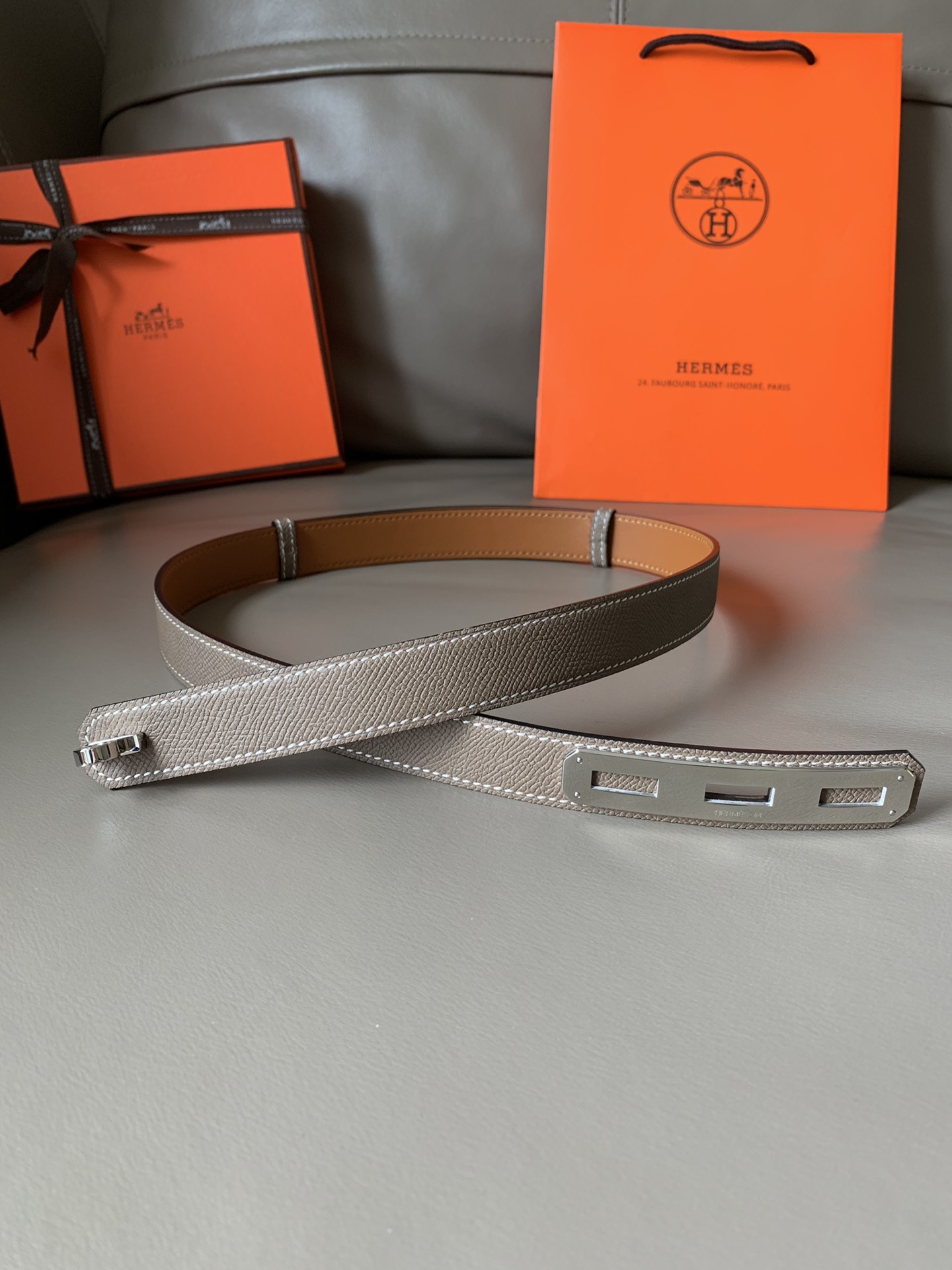 db9bf2_10033d26b9e0484f9aab92f8b7aae28dmv2.jpg Hermès O'Kelly 24 Belt in Grey Leather - Image 1