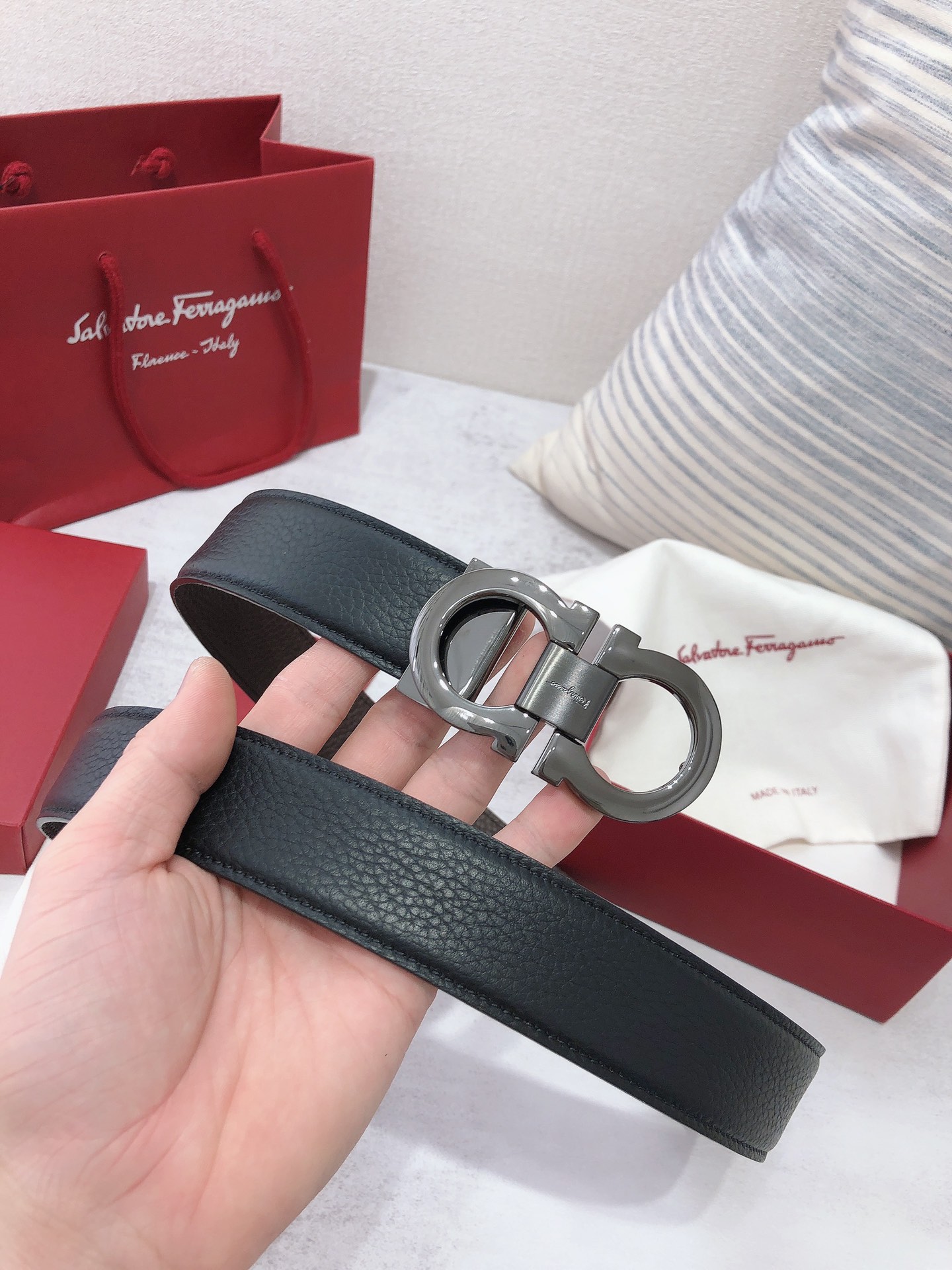 db9bf2_13e6b22ee25542948bbd5ae32be53679mv2.jpg Ferragamo Logo Buckle Double-sided Leather Belt - Image 1