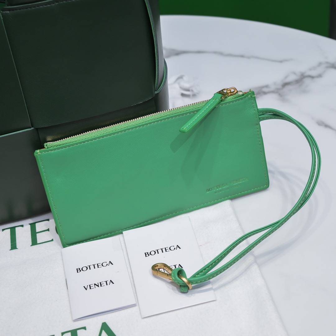 Bottega Veneta Arco Bag in Olive Green Lambskin - Image 7