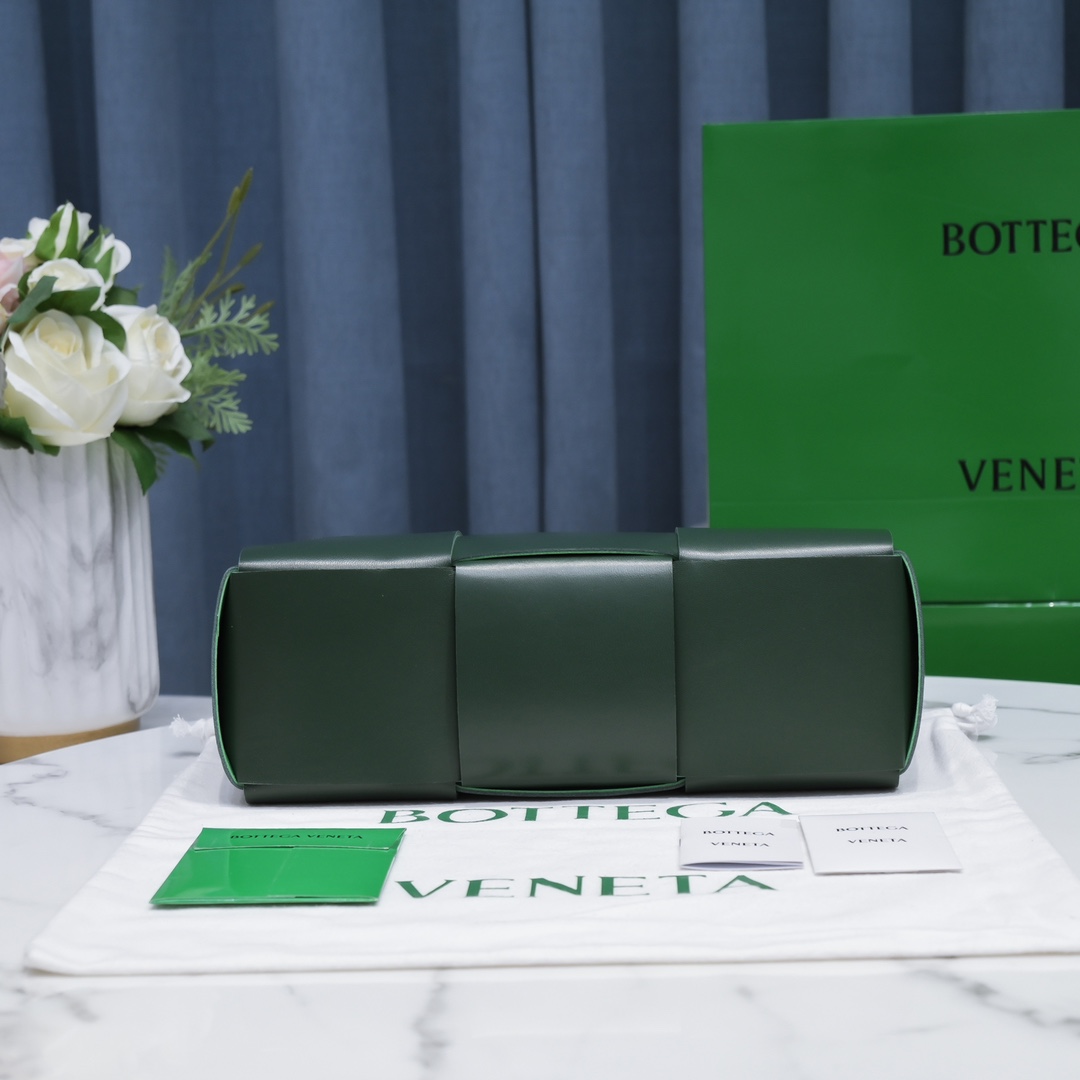 Bottega Veneta Arco Bag in Olive Green Lambskin - Image 5