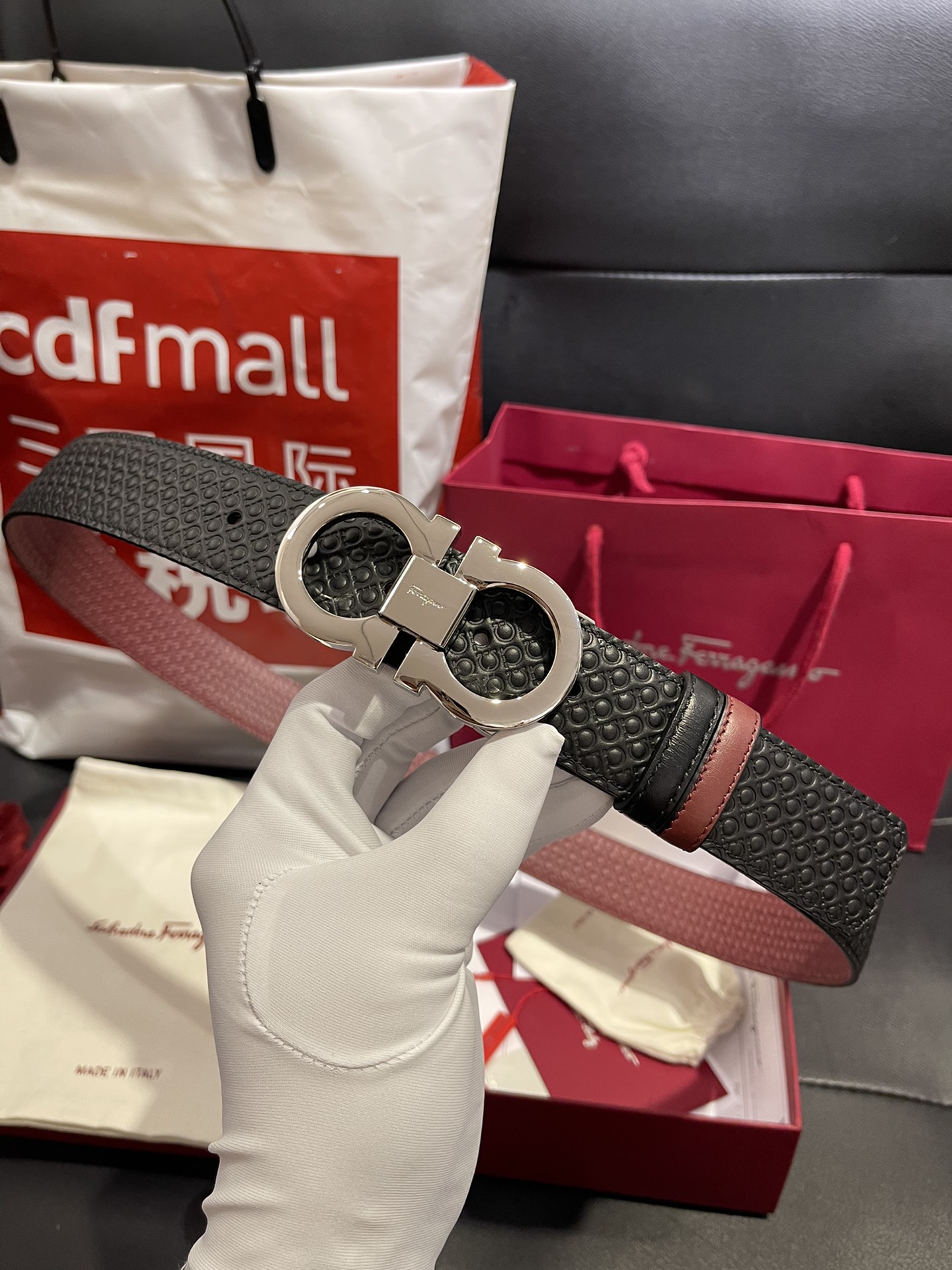 db9bf2_14fe37c622504e4eb8519a08de35357dmv2.jpg Ferragamo Adjustable Gancini Leather Belt - Image 1