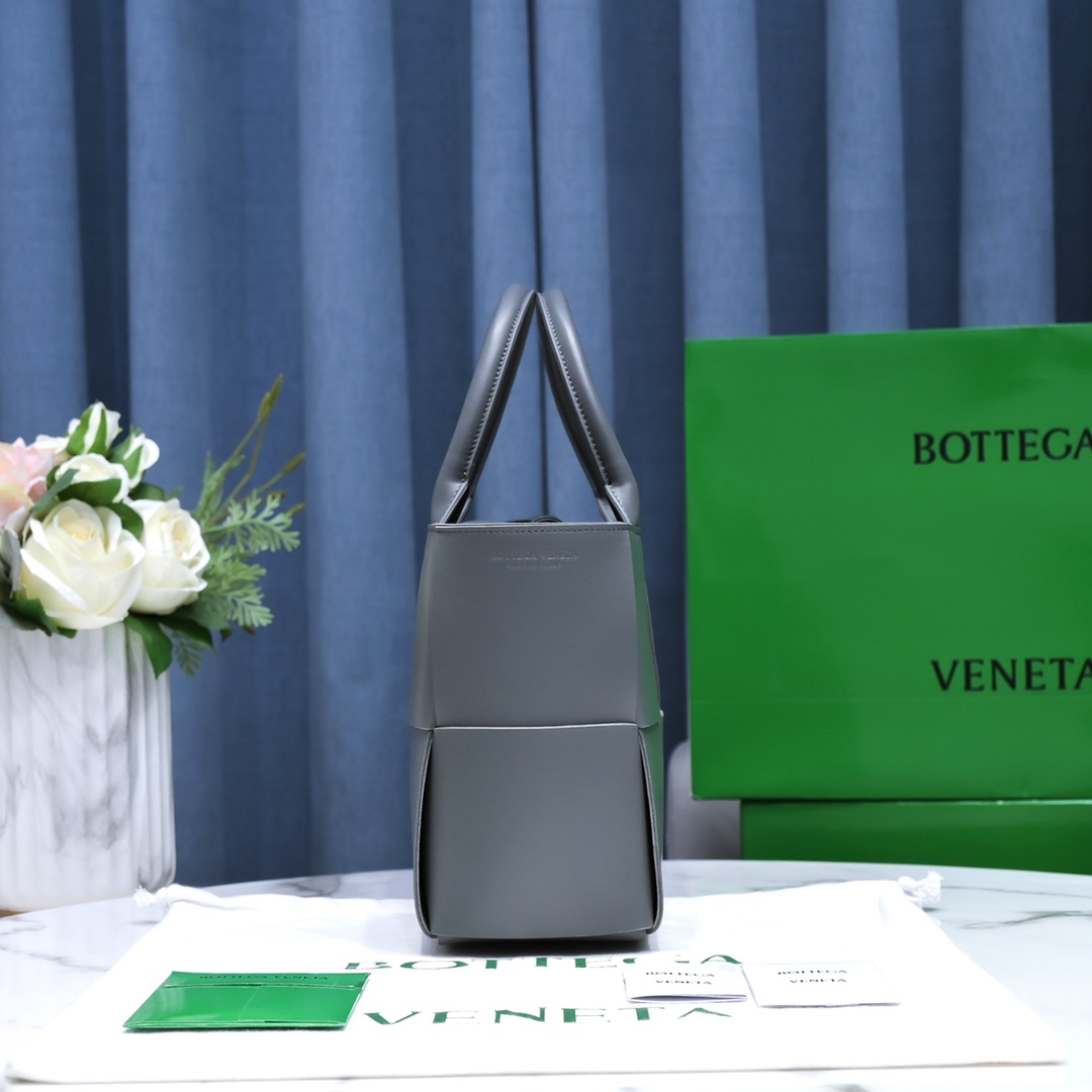 Bottega Veneta Arco Bag in Grey Lambskin - Image 4