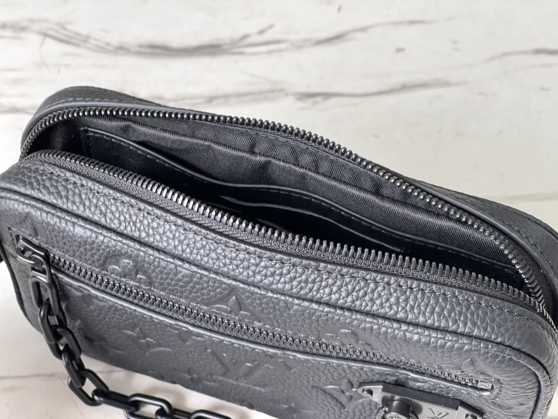 Louis Vuitton Pochette Volga Clutch - Image 10