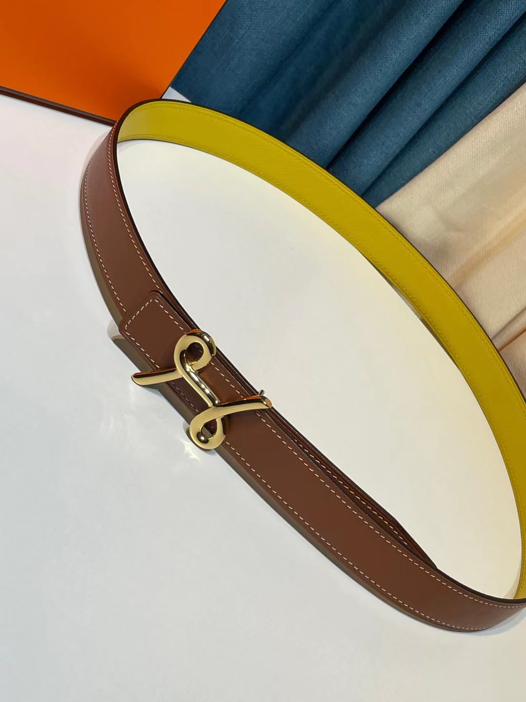 db9bf2_1ab13c0b957e4898af4a416f914c0c9fmv2.jpg Hermès Mors H Belt Buckle & Reversible Leather Strap 24mm - Image 1