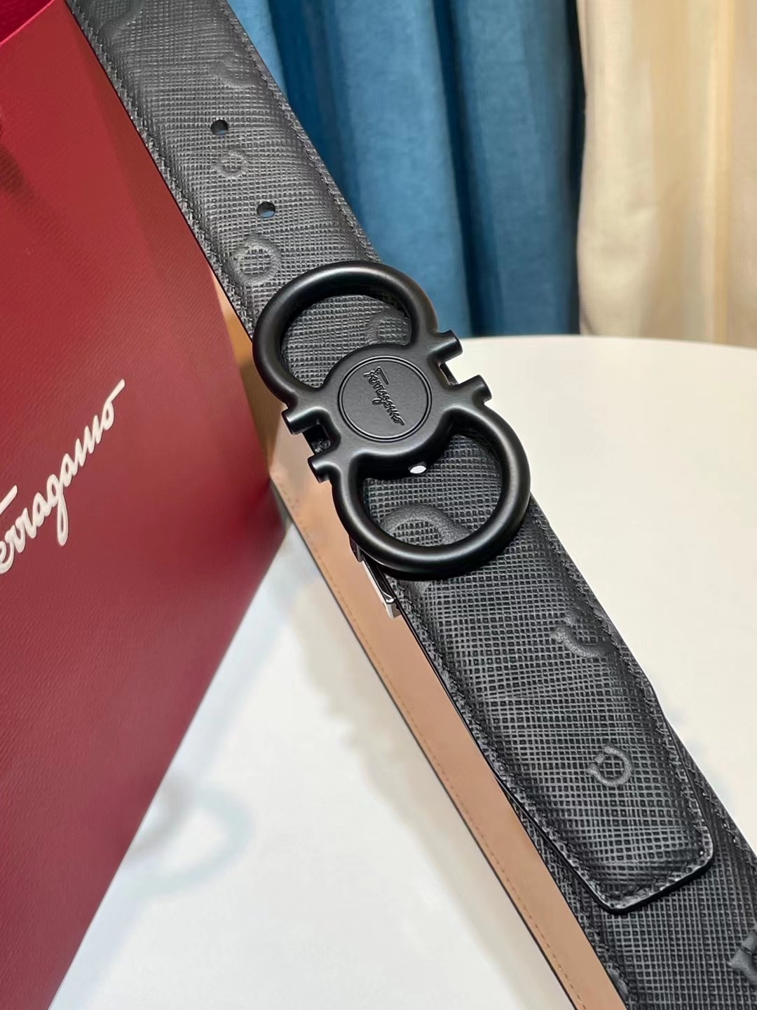 db9bf2_1be3b44abd174427a92251e8e82a92d7mv2.jpg Ferragamo Logo Buckle Double-sided Leather Belt - Image 1