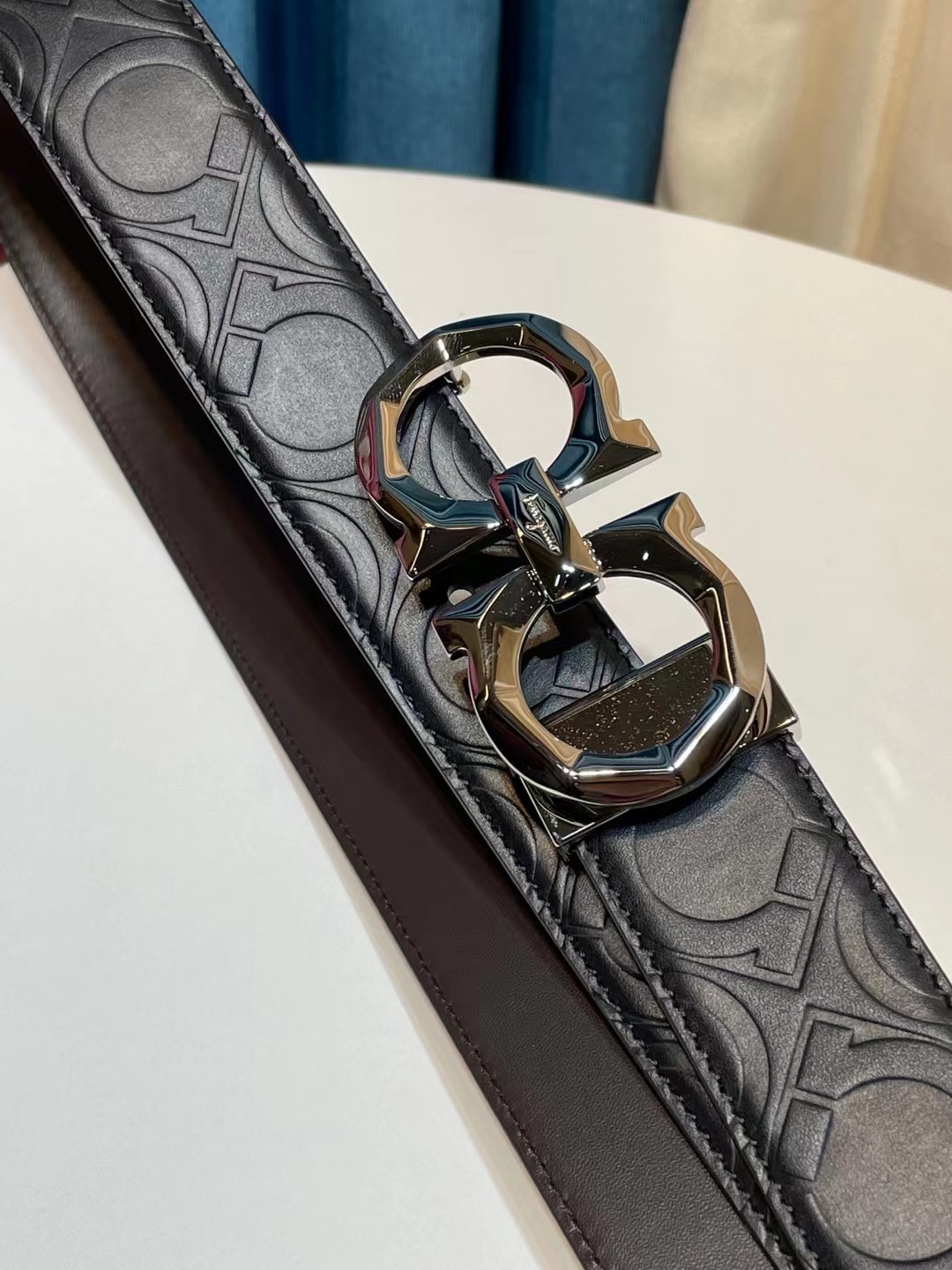 db9bf2_1c26d03f59cc44f4aa38d594414ca357mv2.jpg Ferragamo Logo Buckle Double-sided Leather Belt - Image 1