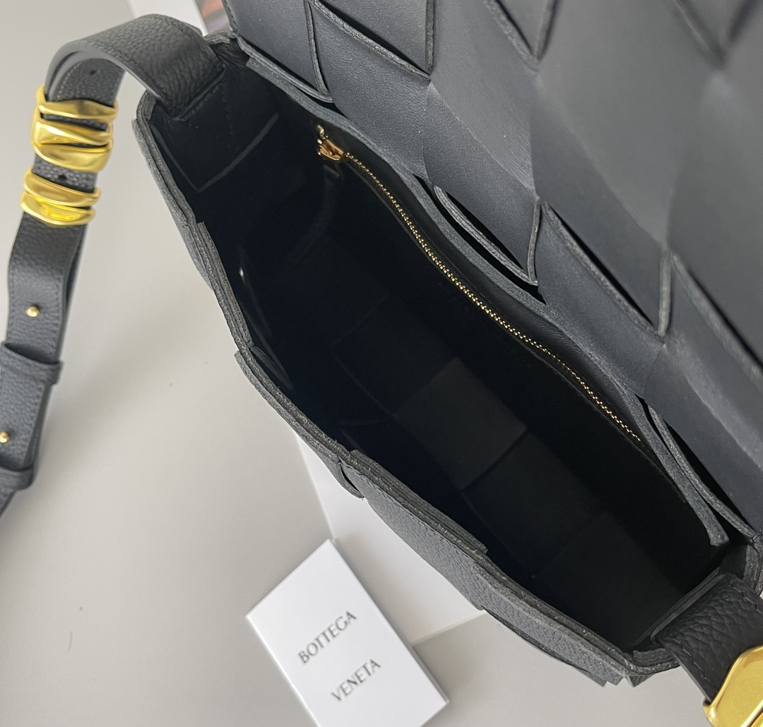 Bottega Veneta Bag - Image 9