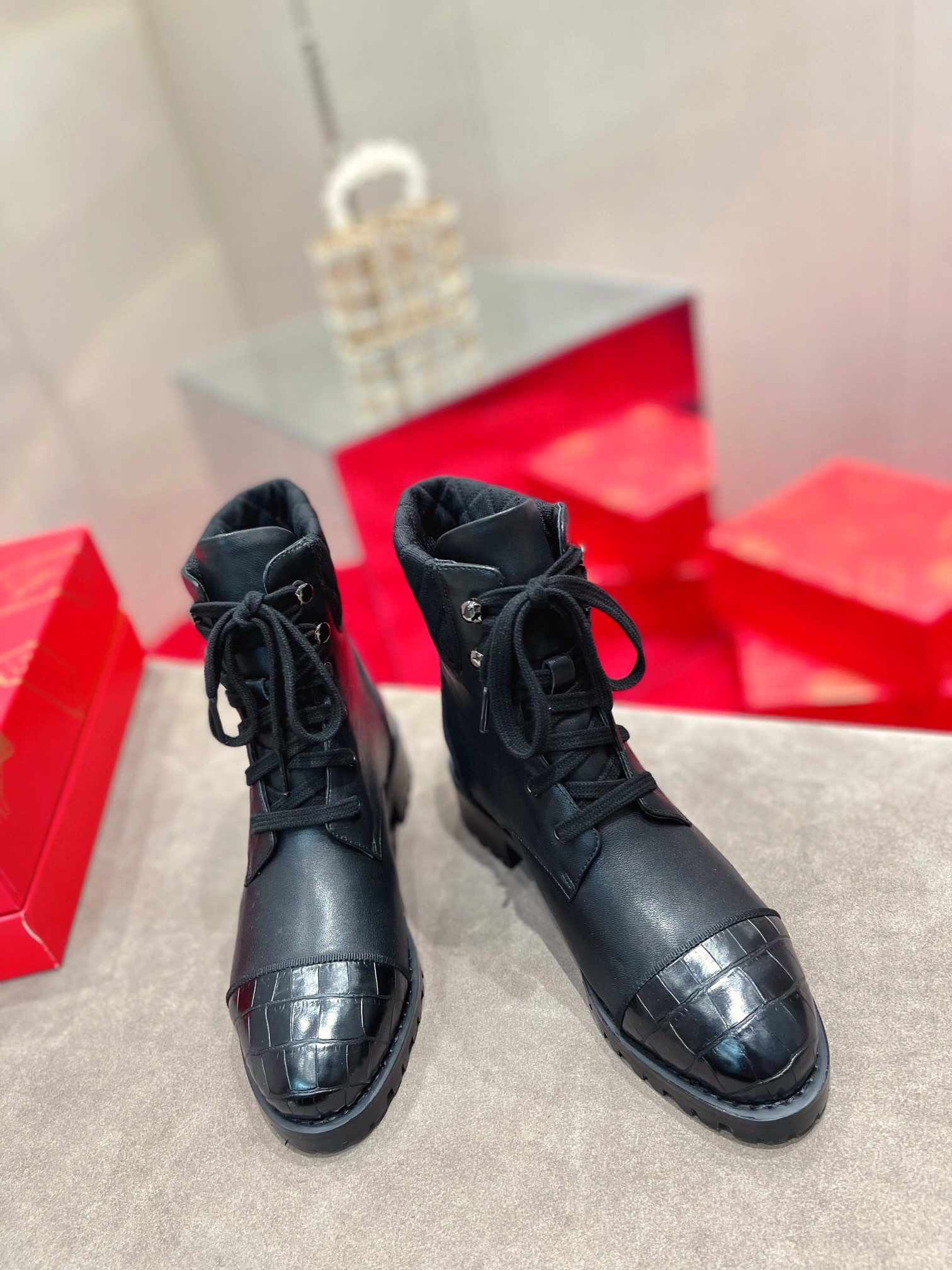 db9bf2_20d7042a66cb4c83bb290faa92165f06mv2.jpg Louboutin - Image 1