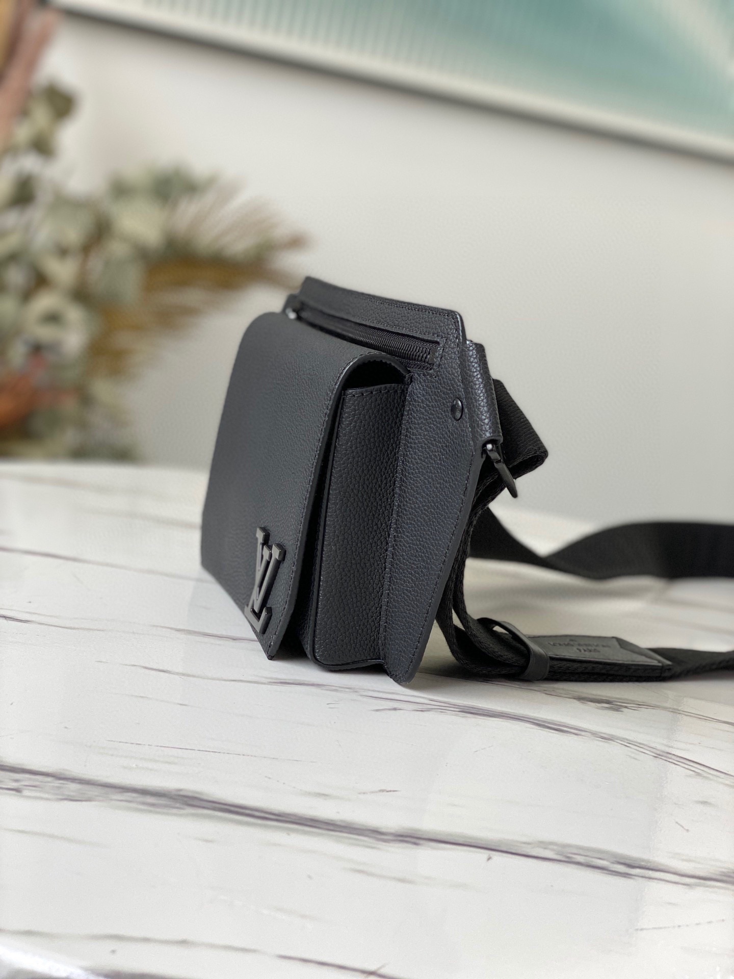 Louis Vuitton Aerogram Shoulder Bag in Black - Image 4