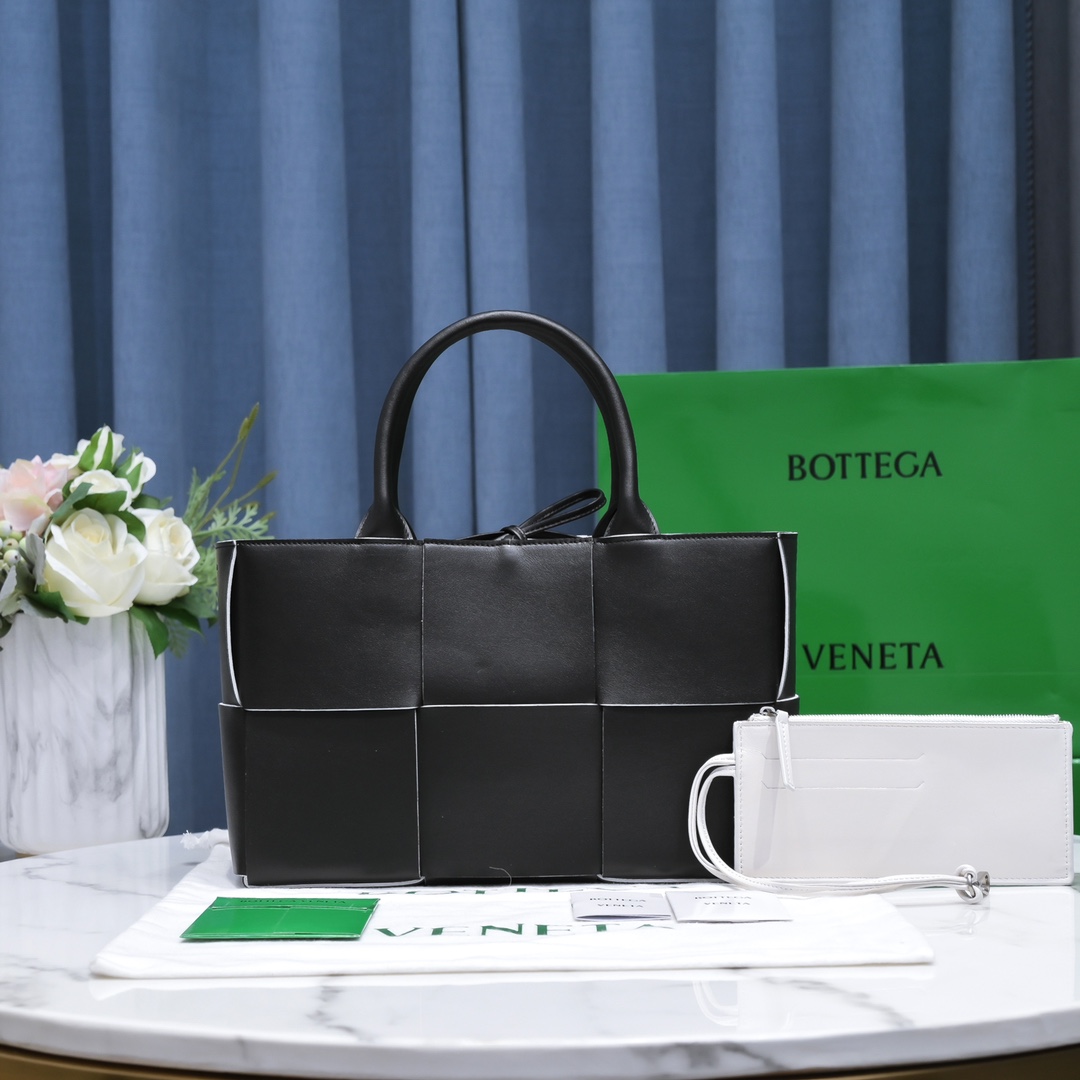 Bottega Veneta Arco Bag in Black Lambskin - Image 3