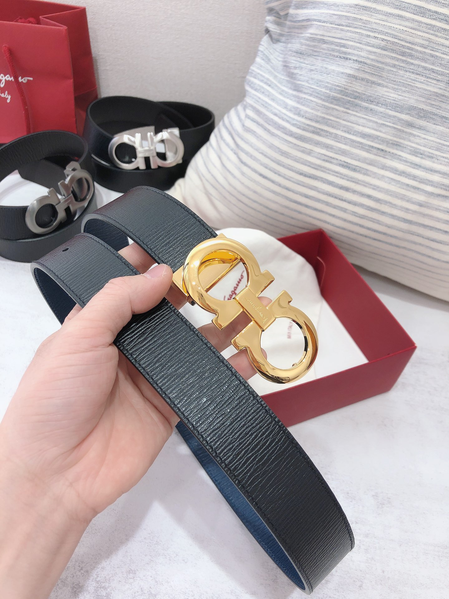 db9bf2_21f4aa0d02644891985aaef451f9afccmv2.jpg Ferragamo Logo Buckle Double-sided Leather Belt - Image 1