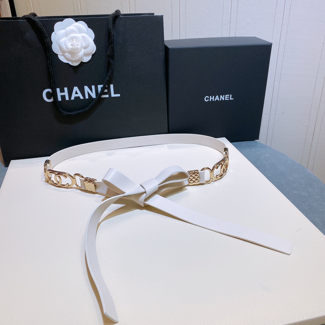 db9bf2_231b42d1f62d4646a0808cba23934c54mv2.jpg Chanel Lambskin&Gold Hardware Belt - Image 1