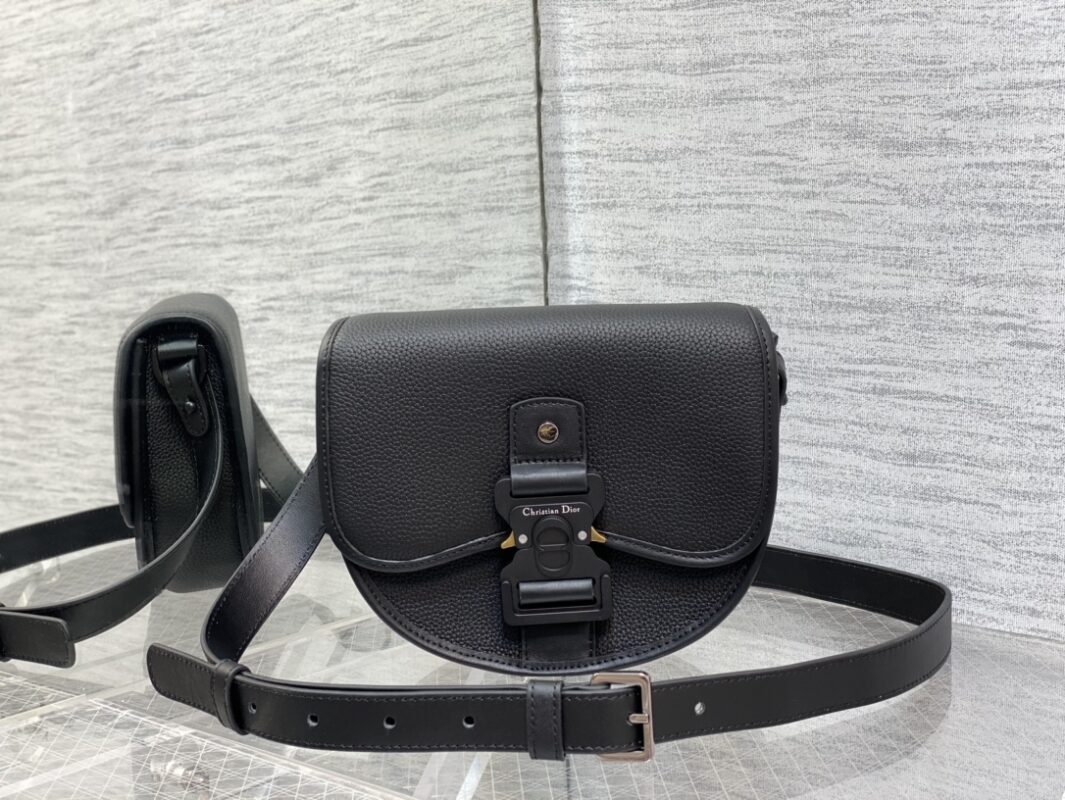 Dior Oblique Messenger Bag in Black