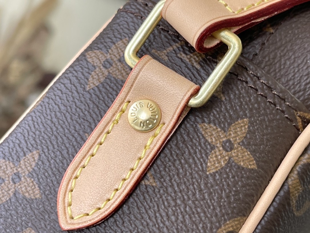 Louis Vuitton Medium Messenger Bag in Monogram Canvas - Image 7