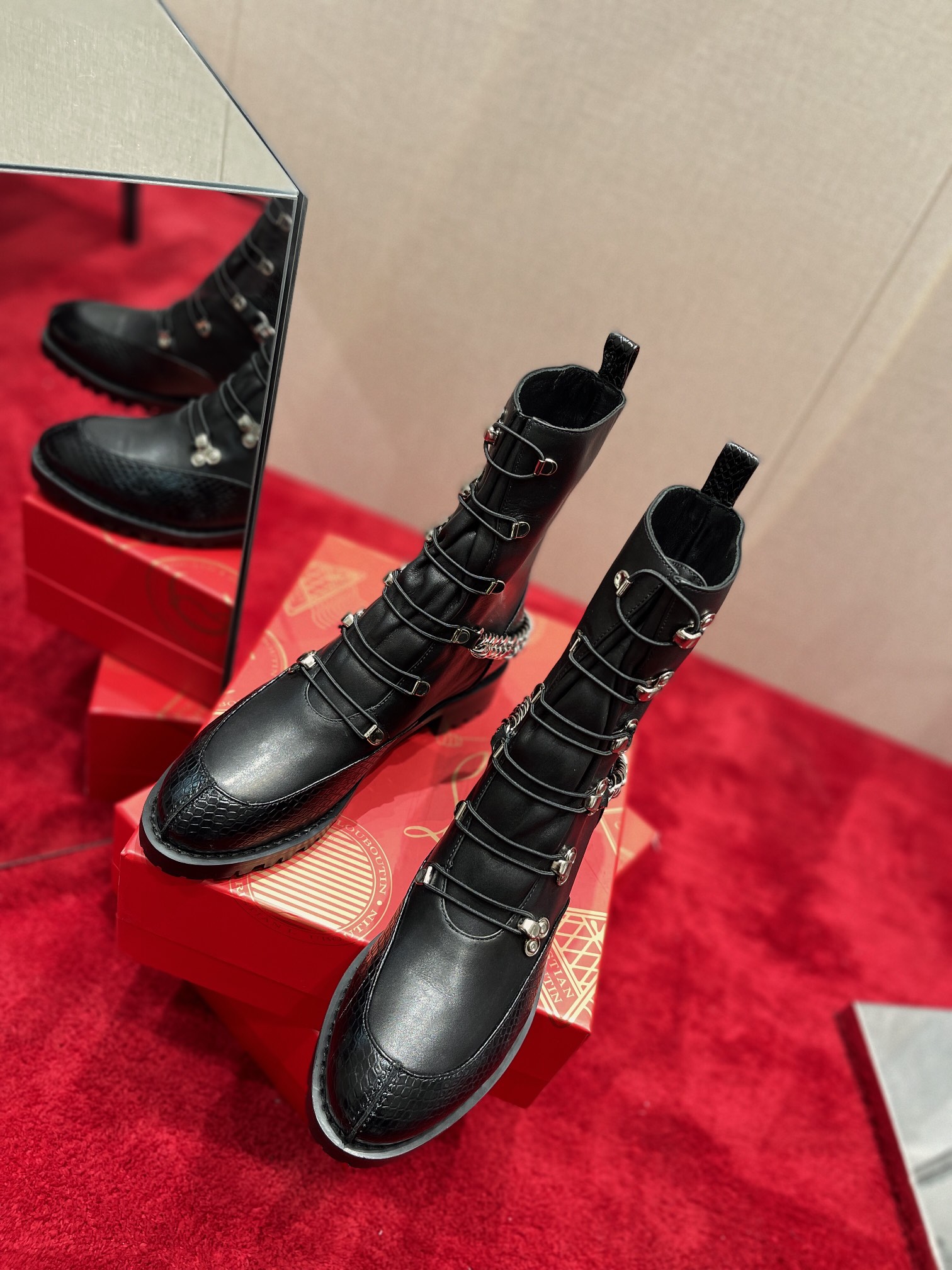db9bf2_260287134fa14c28a82d1d77bac3af14mv2.jpg Louboutin - Image 1