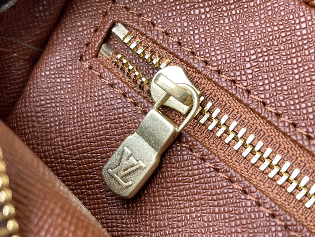 Louis Vuitton Small Messenger Bag in Monogram Canvas - Image 10