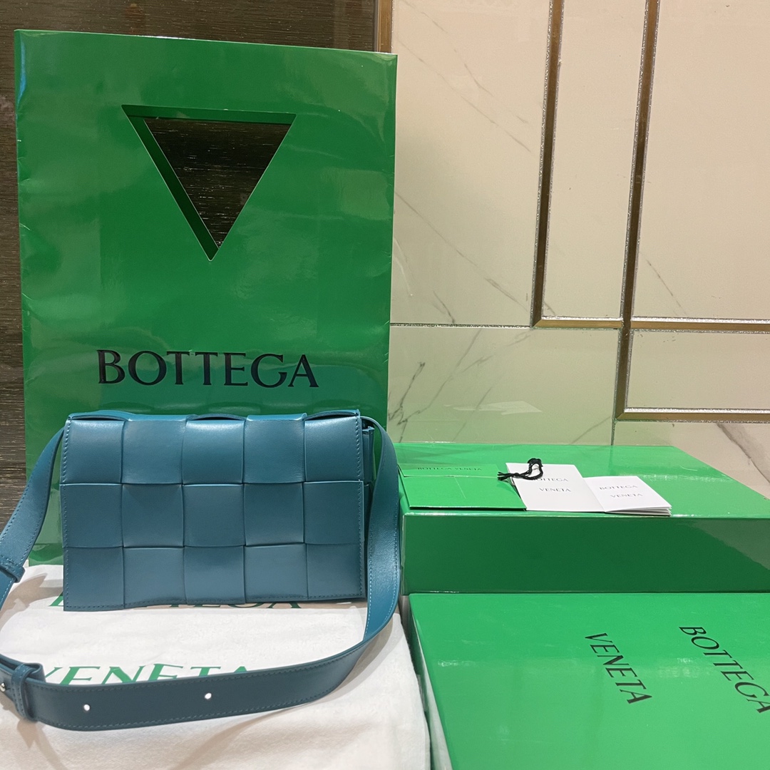 db9bf2_2911f5f169494b7f9b0d550be9126e9bmv2.jpg Bottega Veneta Rubik's Cube Bag - Image 1