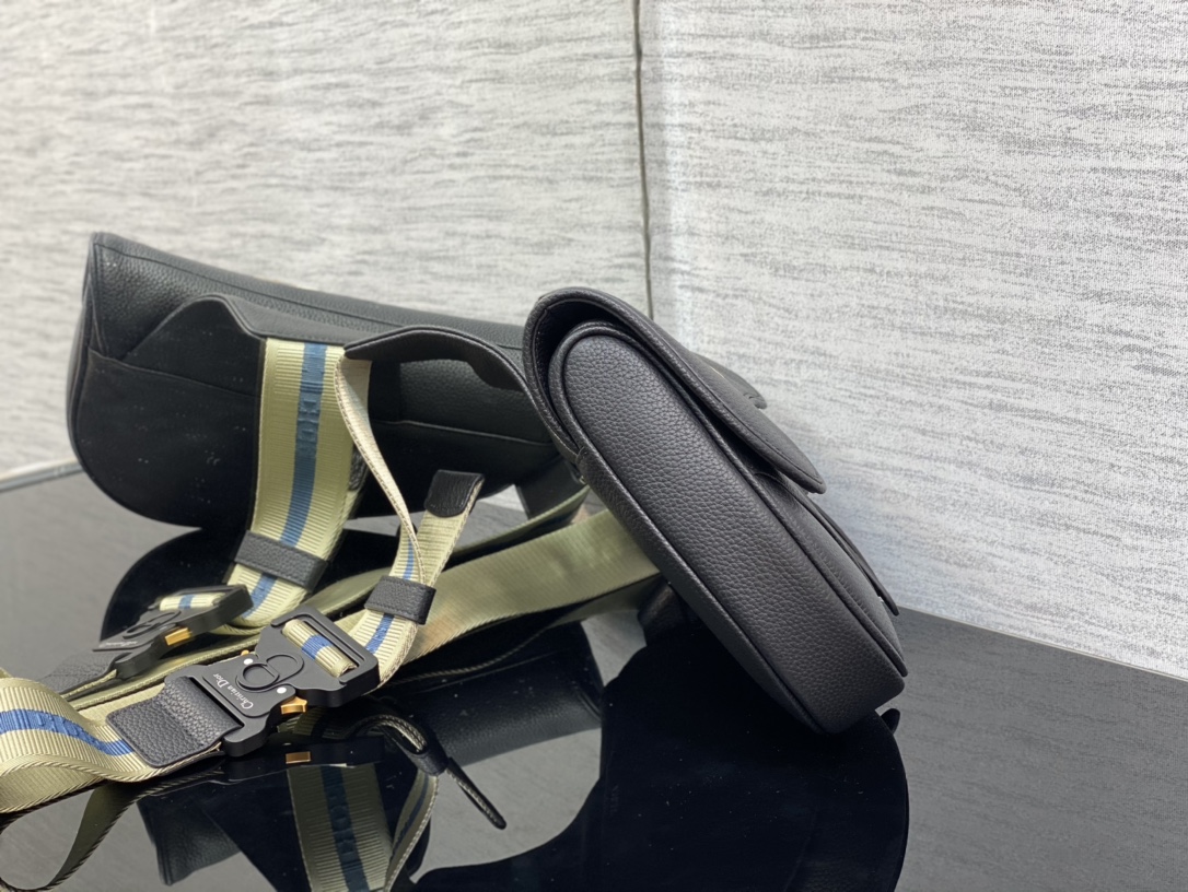 Dior Saddle Bag in Black - Image 7