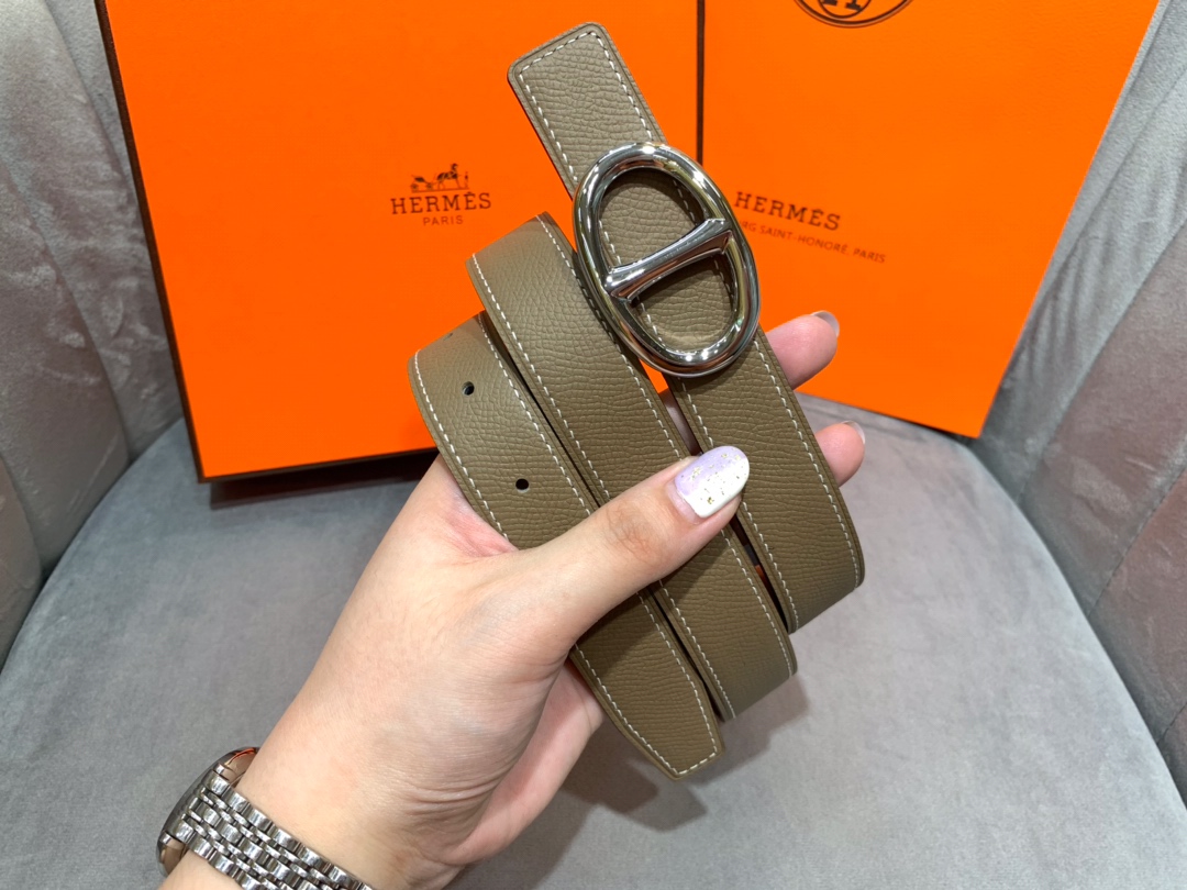 db9bf2_2fc1daa8522b4c239bb8e14ee801987amv2.jpg Hermès Chaine d'Ancre Belt in Green Leather - Image 1