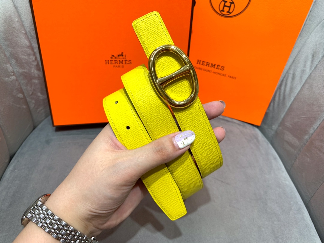 db9bf2_309863d8242b424c9a7b5d9b8338f324mv2.jpg Hermès Chaine d'Ancre Belt in Yellow Leather - Image 1
