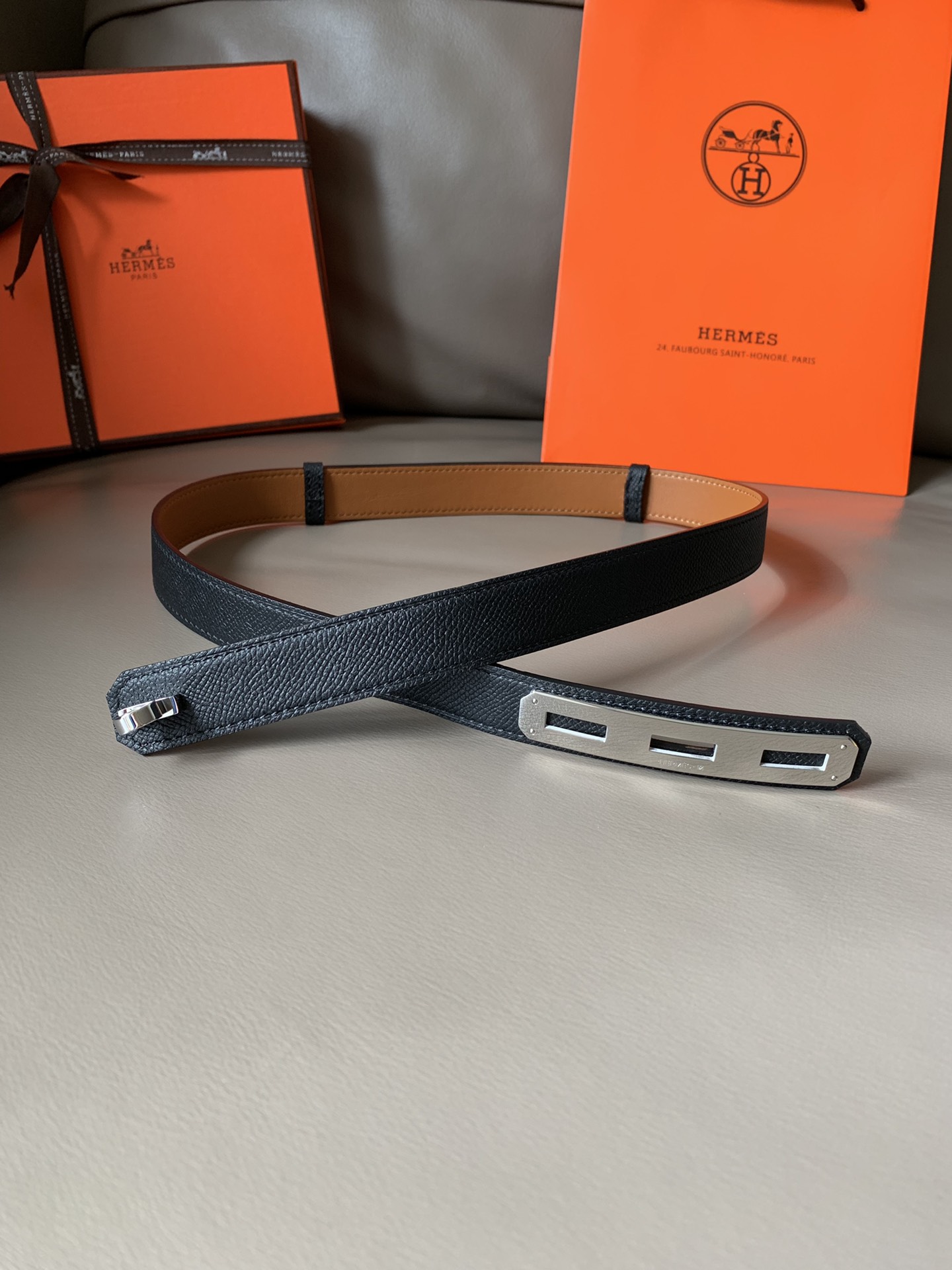 db9bf2_31ac8c58147f41d2adaa4c133ef0b474mv2.jpg Hermès O'Kelly 24 Belt in Black Leather - Image 1