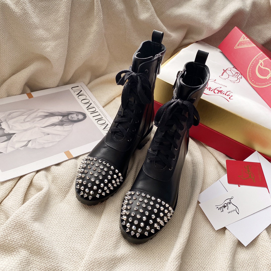db9bf2_347fa8bcf6b14822a624608567fc4a55mv2.jpg Louboutin - Image 1