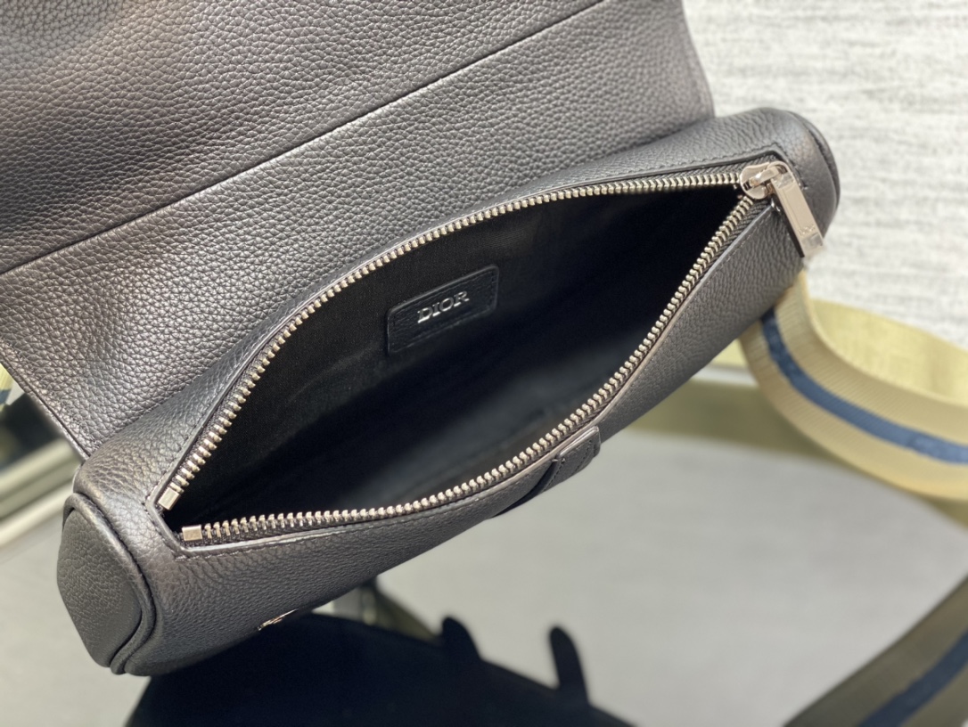 Dior Saddle Bag in Black - Image 4