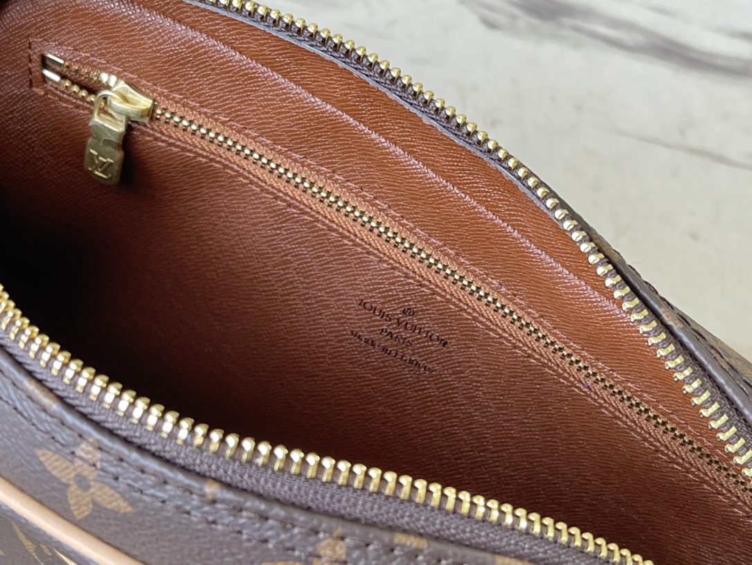 Louis Vuitton Small Messenger Bag in Monogram Canvas - Image 9