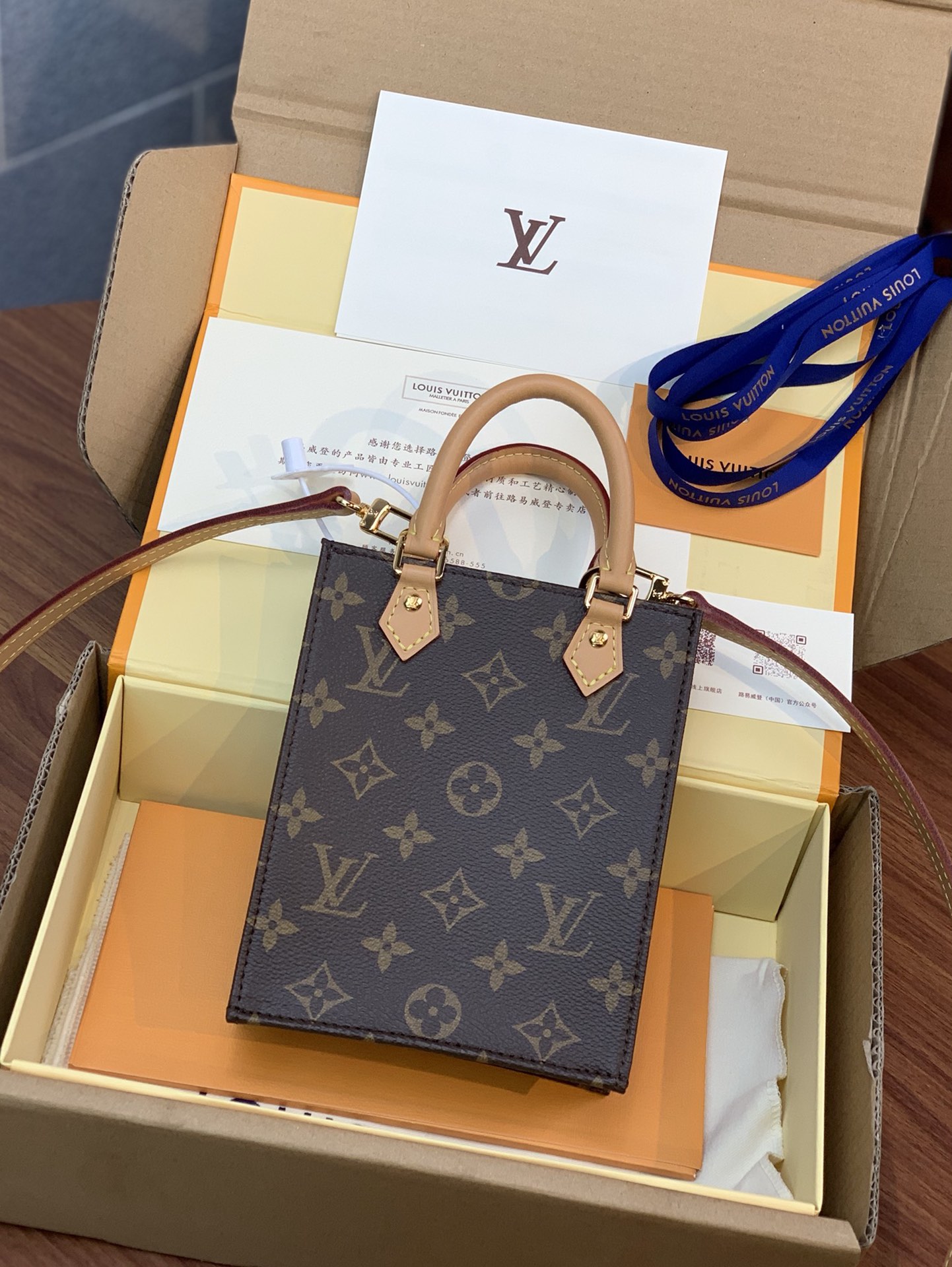 db9bf2_3b32c5aa9ed548ef9a9e50cbb4e3b238mv2.jpg Louis Vuitton Bag - Image 1
