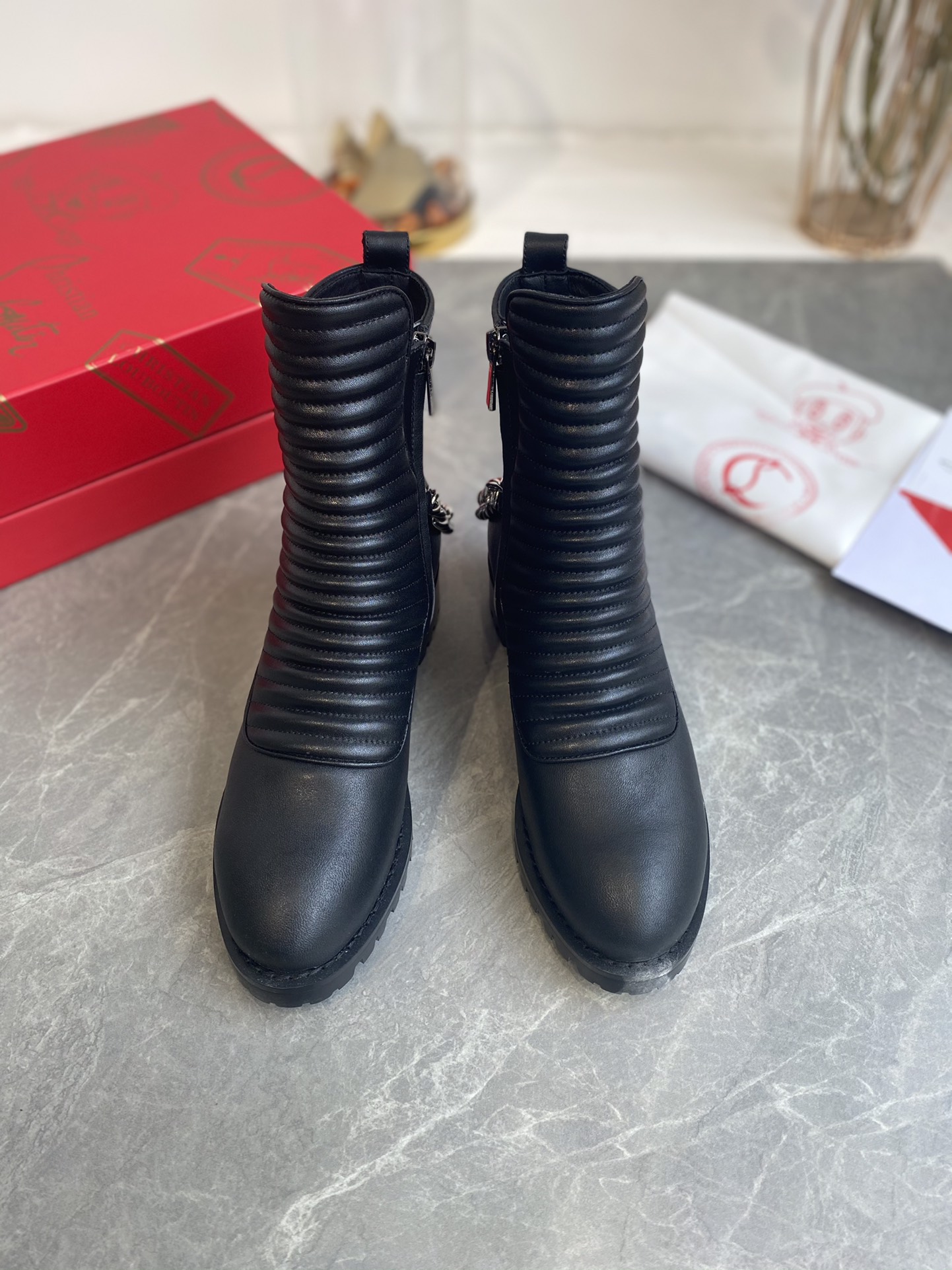 db9bf2_3bd4aac54ce740c6834e5770cbec6bf1mv2.jpg Louboutin - Image 1