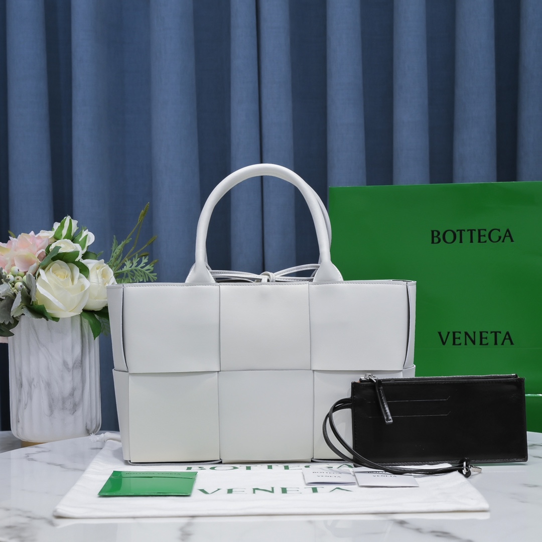 Bottega Veneta Arco Bag in White Lambskin - Image 3