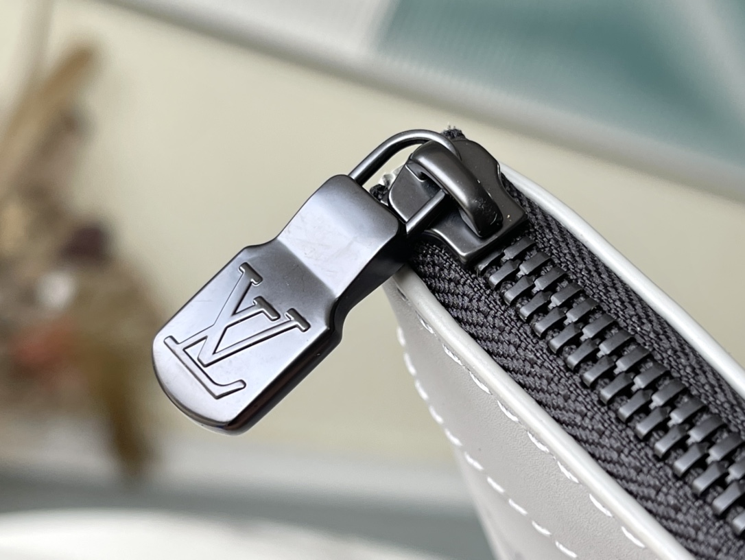 Louis Vuitton Discovery Pochette Clutch - Image 7