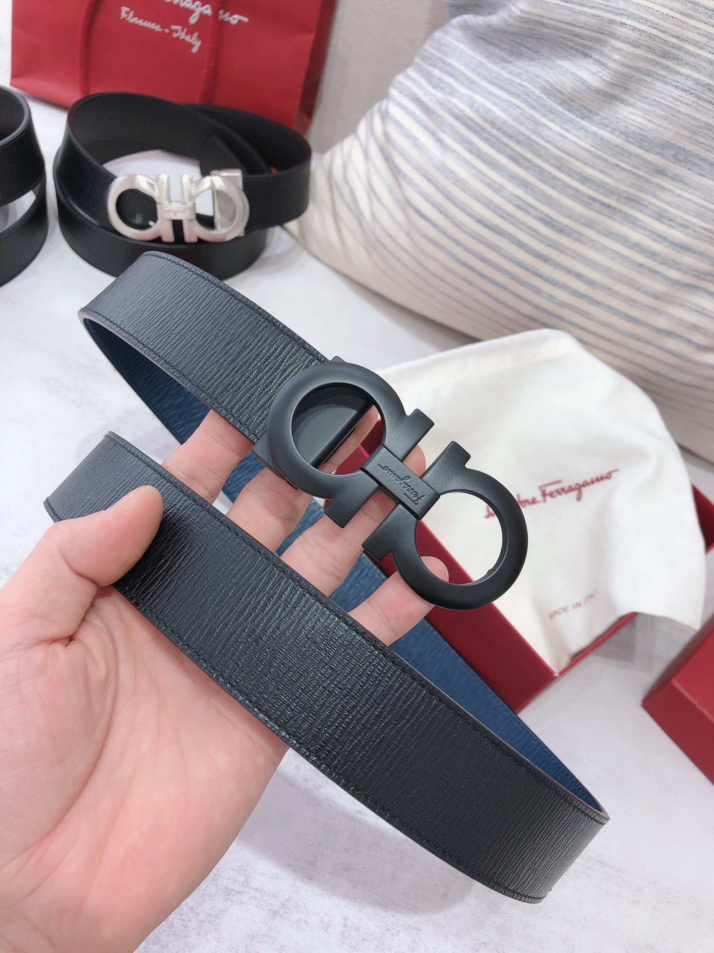 db9bf2_4284509430f34298a5d0edab9e865618mv2.jpg Ferragamo Logo Buckle Double-sided Leather Belt - Image 1