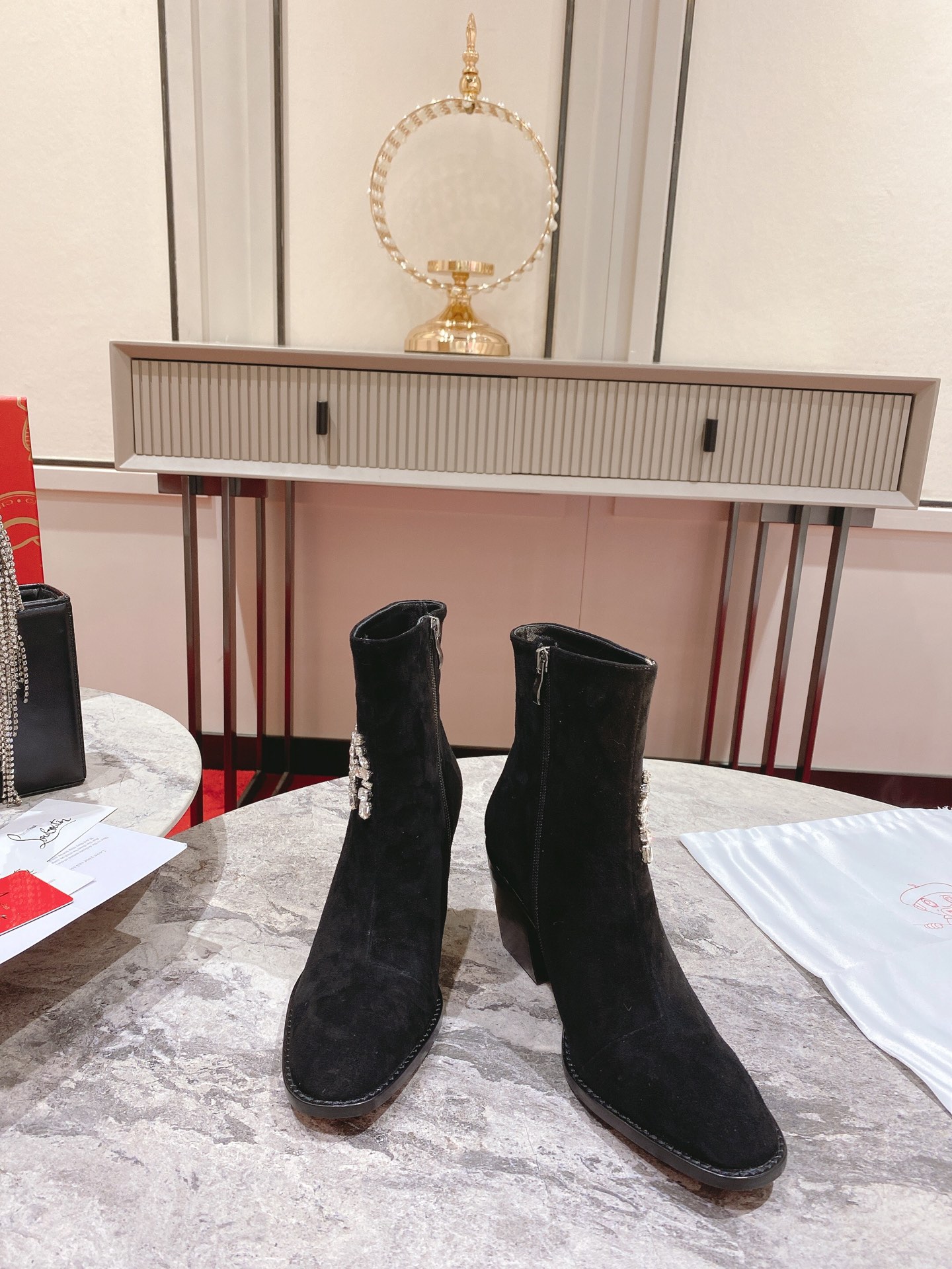 db9bf2_42b7b5089d014409ac4ab5ebd6f36ad4mv2.jpg Louboutin - Image 1