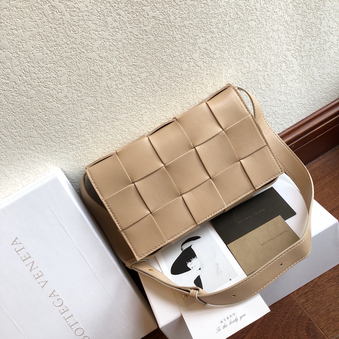 db9bf2_47b7a22953f844159b4f3c6332531ca2mv2.jpg Bottega Veneta Shoes - Image 1