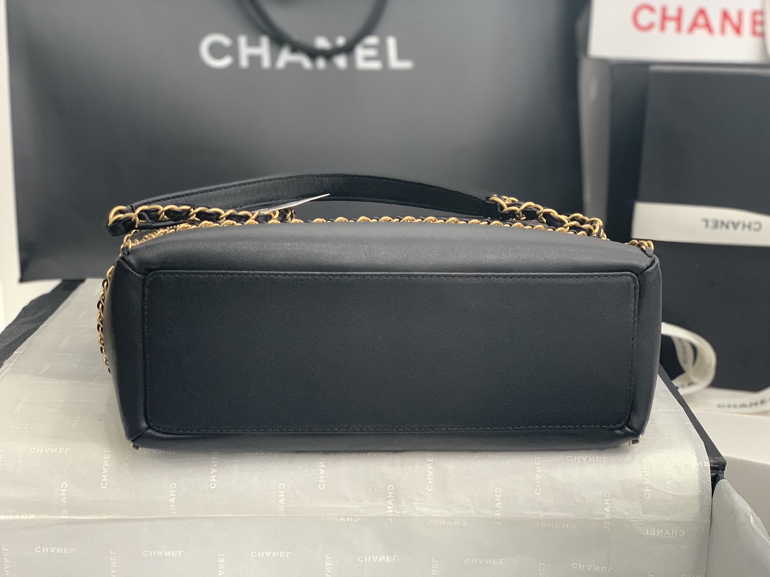 Chanel Small Leather Chain Shopping Bag in Black - Image 6