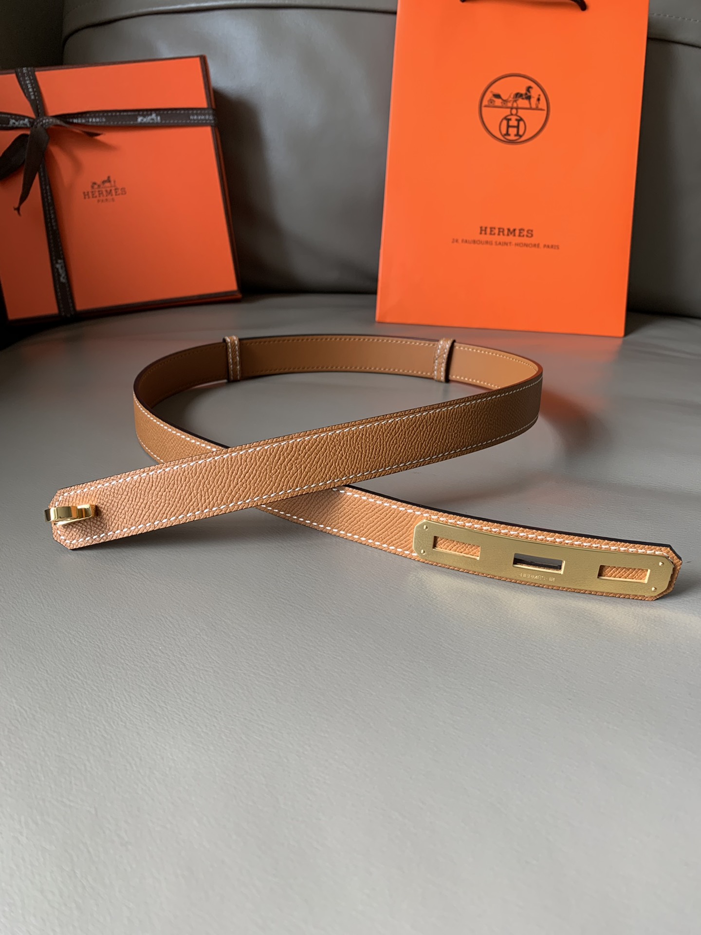 db9bf2_4b0fba7c66bb4c40a0ea70fce647b8f7mv2.jpg Hermès O'Kelly 24 Belt in Gold Brown Leather - Image 1