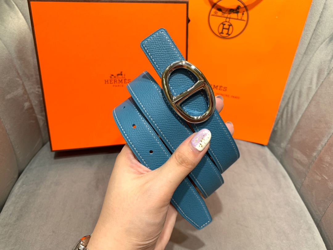 db9bf2_4bf3c84850db4a40ab2cd0e412790d48mv2.jpg Hermès Chaine d'Ancre Belt in Blue Leather - Image 1