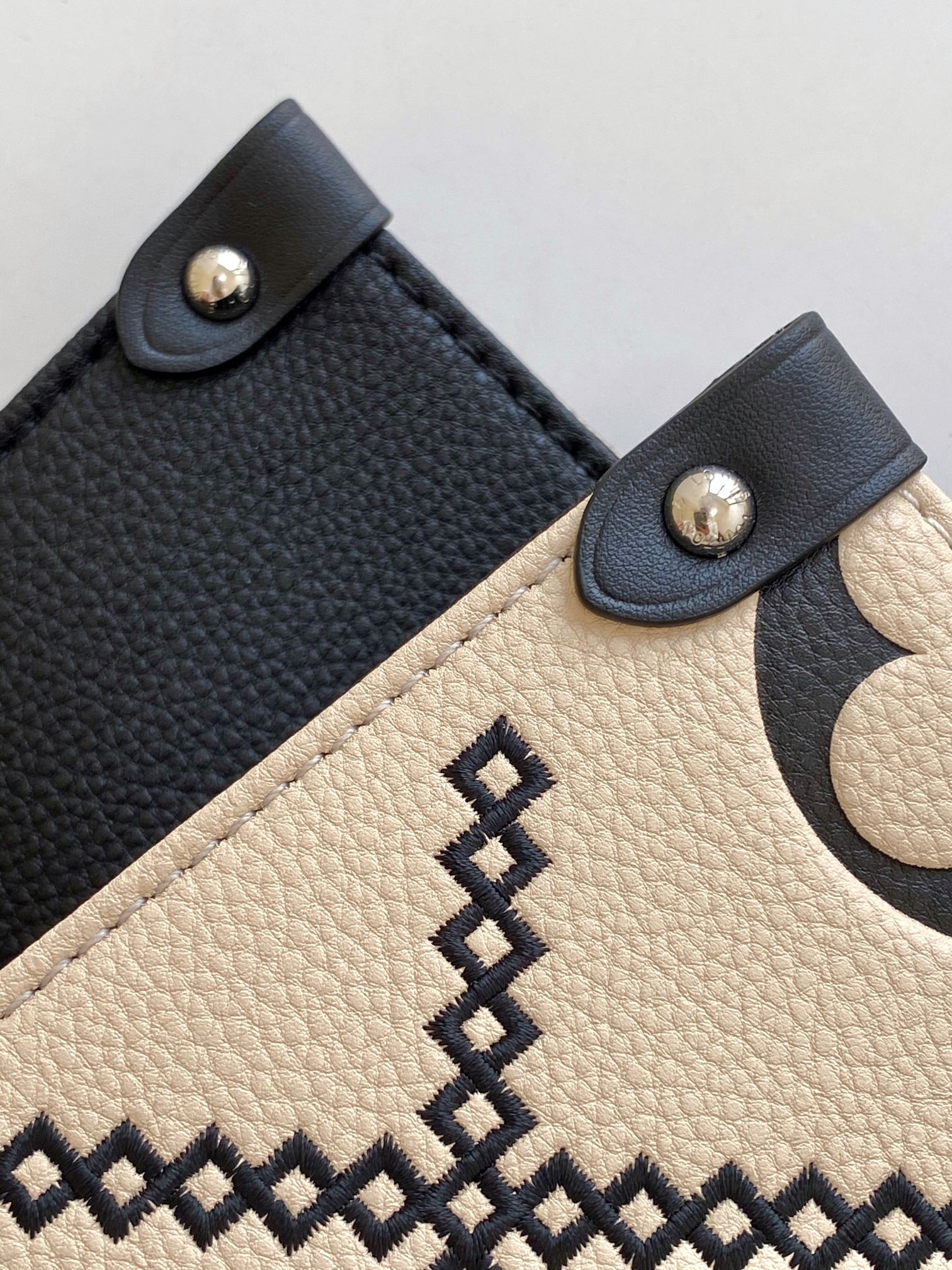 Louis Vuitton OnTheGo Medium Tote Bag - Image 6