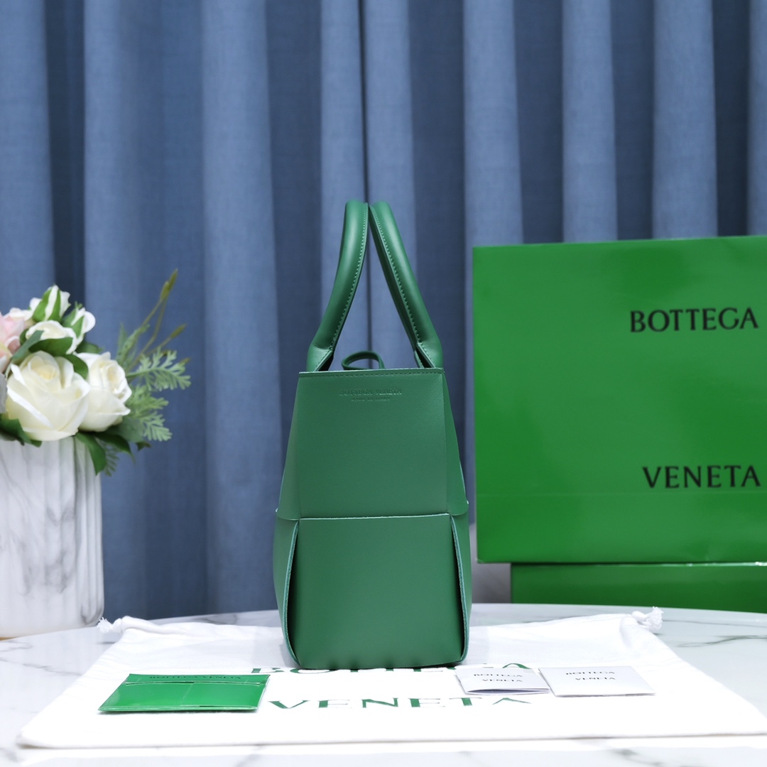 Bottega Veneta Arco Bag in Malachite Green Lambskin - Image 4