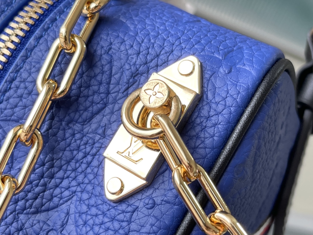 Louis Vuitton Dopp Kit Vanity Bag in Blue - Image 7