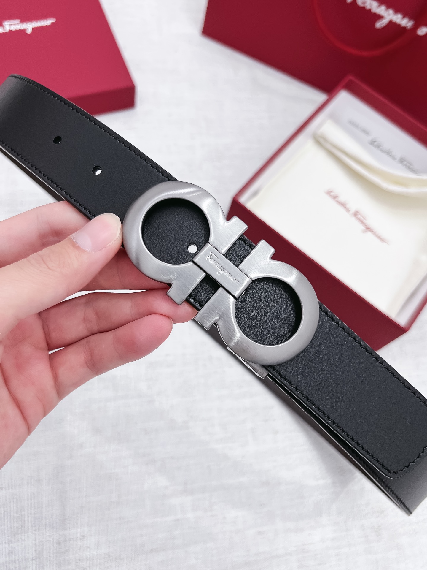 db9bf2_4f7f1fa8586c42a590f75b92e5081b64mv2.jpg Ferragamo Logo Buckle Leather Belt - Image 1