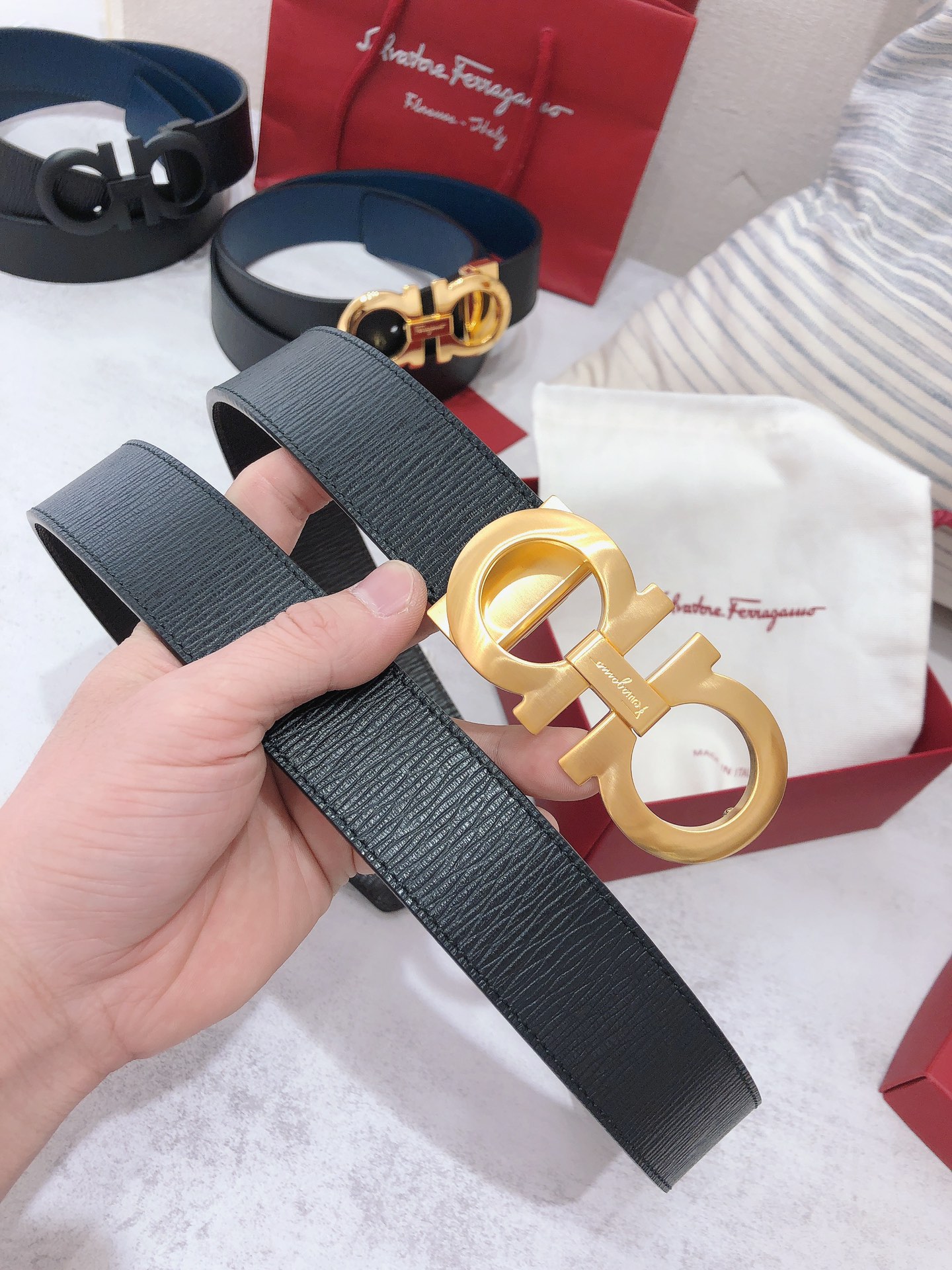 db9bf2_4fc1ead0c7b6450994046e275eef62efmv2.jpg Ferragamo Logo Buckle Double-sided Leather Belt - Image 1