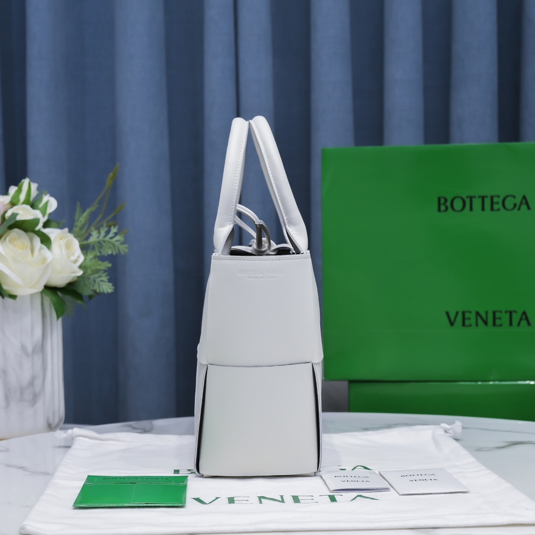 Bottega Veneta Arco Bag in White Lambskin - Image 5